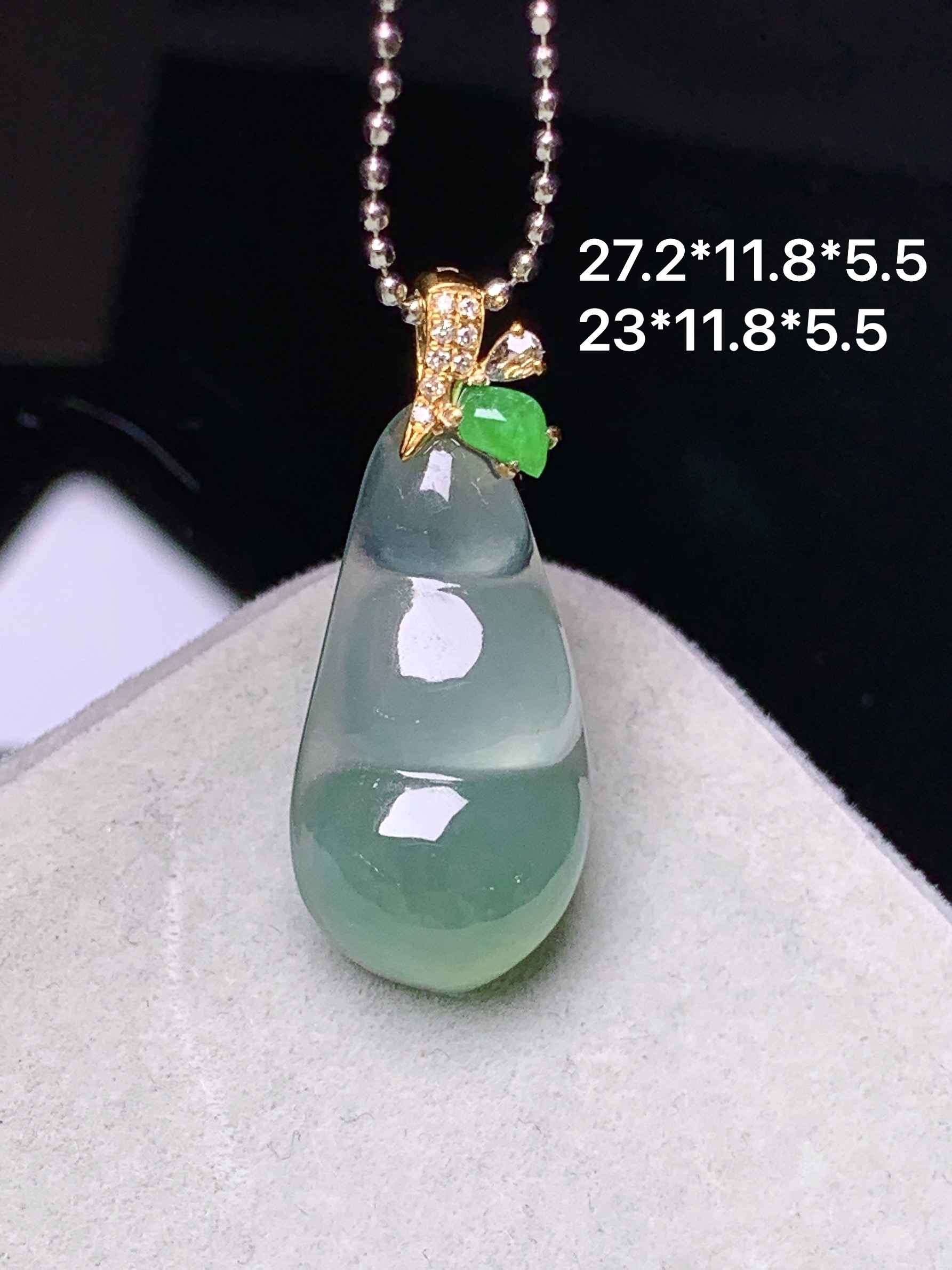 18k金钻镶嵌冰种四季豆吊坠 玉质细腻 色泽艳丽清新 水润亮眼 整体尺寸27.2*11.8*5.5j2