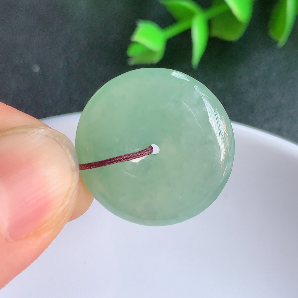 冰润平安扣吊坠，厚装饱满，冰润剔透，细腻水足，种质润泽，飘花灵动，佩戴优雅大气，W357.31   尺寸：22.5-5.6mm