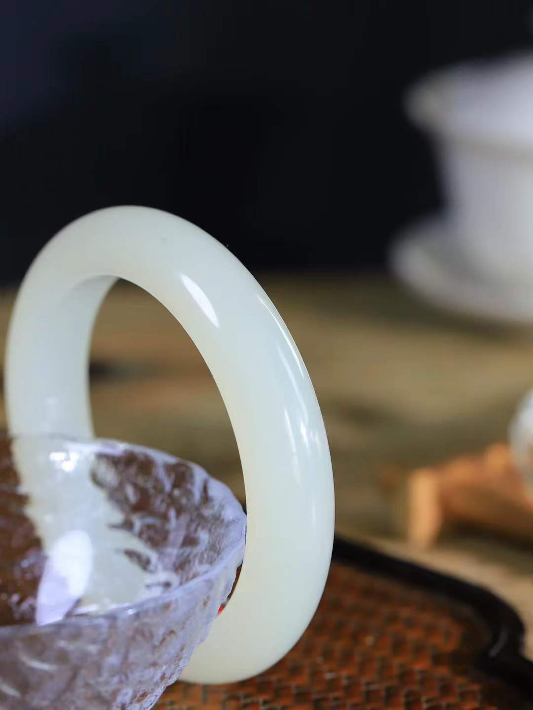 （温柔雅致.手镯）

精品和田玉冰底白玉手镯。镯型饱满，温润细腻，脂润沁香。️执一卷书，沏一盏茶，着一袭裙，戴一只镯。淡淡浅笺，素心若兰，静赏玉中诗画。悠悠岁月，芊手轻摘，盛满诗样芳华。重85.5克   尺寸59.5-14.5-11mm    FDA-32352700