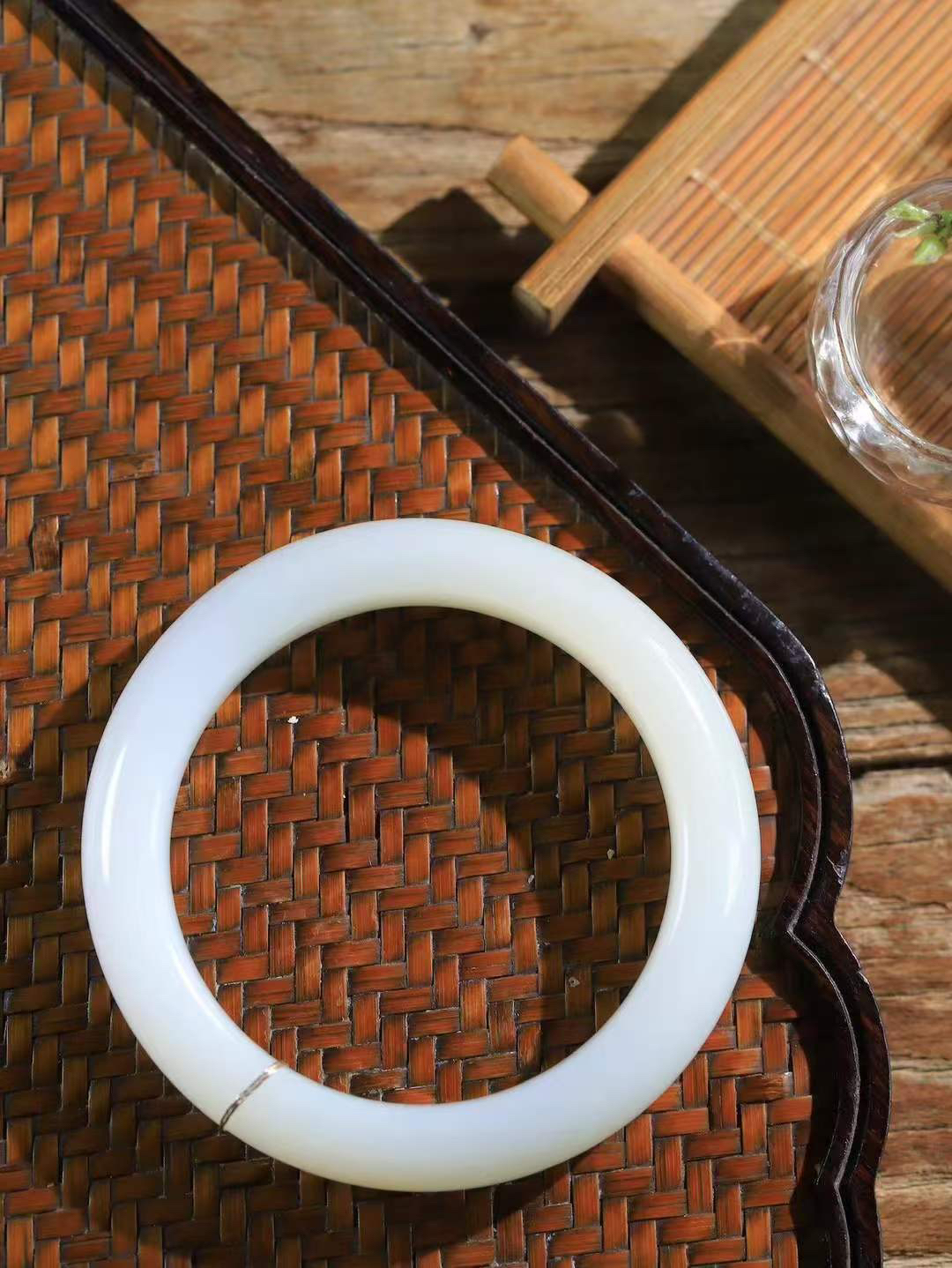 （一见倾心.手镯）

精品和田玉双色手镯，玉质温润细腻 油性十足 手感舒适，高华雅逸，线条流畅，简约大气，美自天成，素雅高贵。佩戴于腕间，婉约之美，举手投足间透出那低调奢华。重61.3克  尺寸55.5-12.5-9.7mm  56372836A