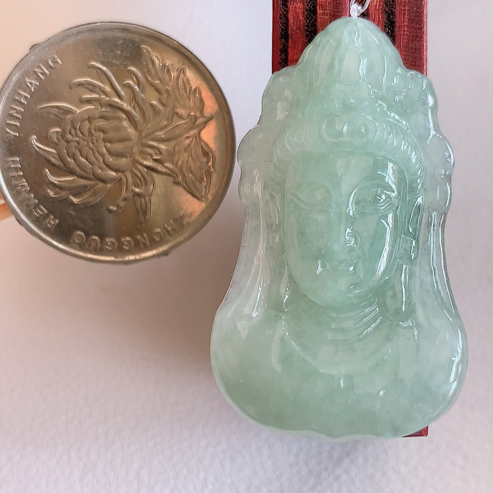 冰润精雕观音吊坠，法相端庄大气，工艺精湛，种色浓郁，细腻饱满冰润，种老水足，收藏佳品，佩戴大气  W49.31   尺寸：37.5-22.5-4.8mm