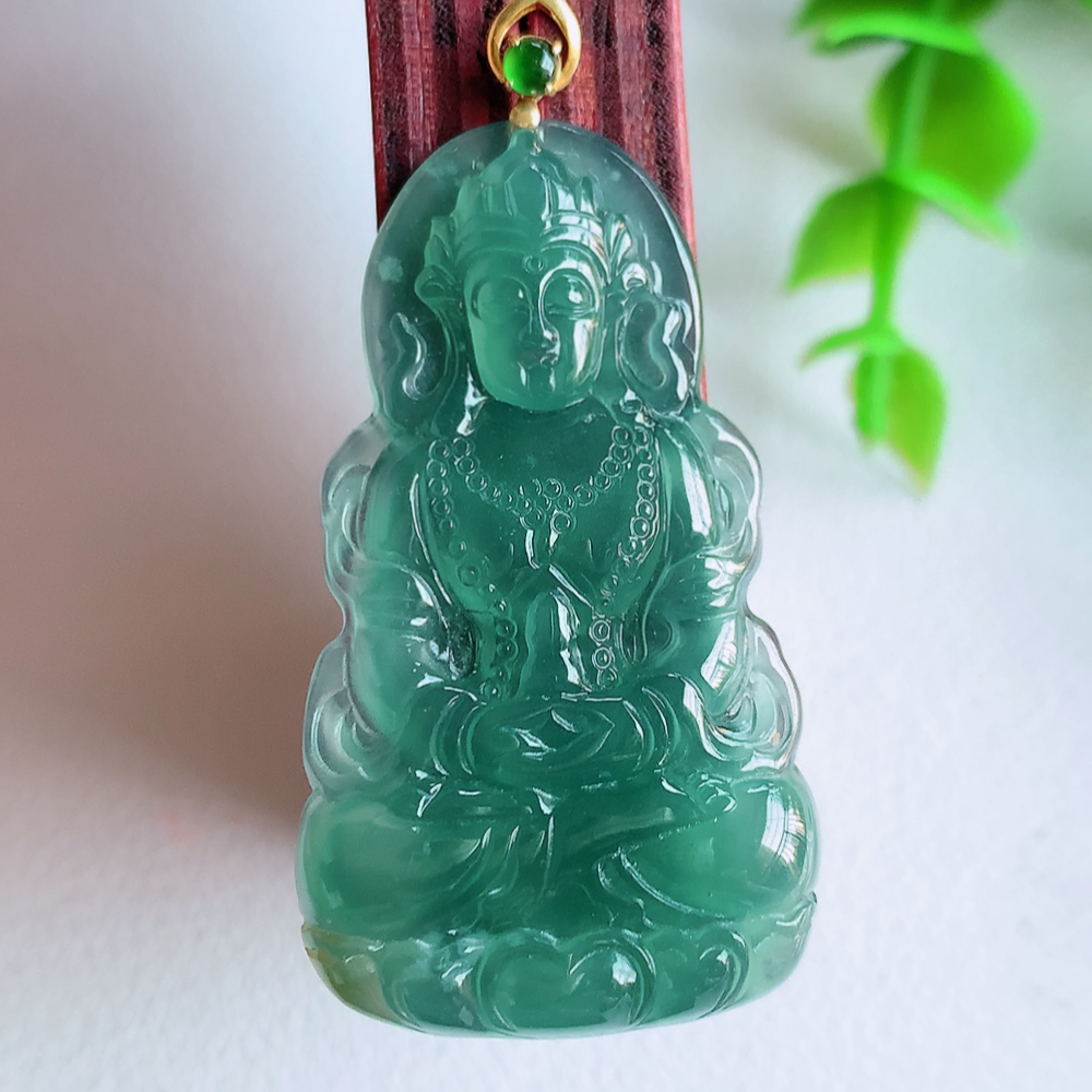 18k金扣蓝冰精雕观音吊坠，法相端庄大气，工艺精湛，种色浓郁，细腻饱满冰润，种老水足，收藏佳品，佩戴大气  W01.31   尺寸：38.5-22.5-4.2mm