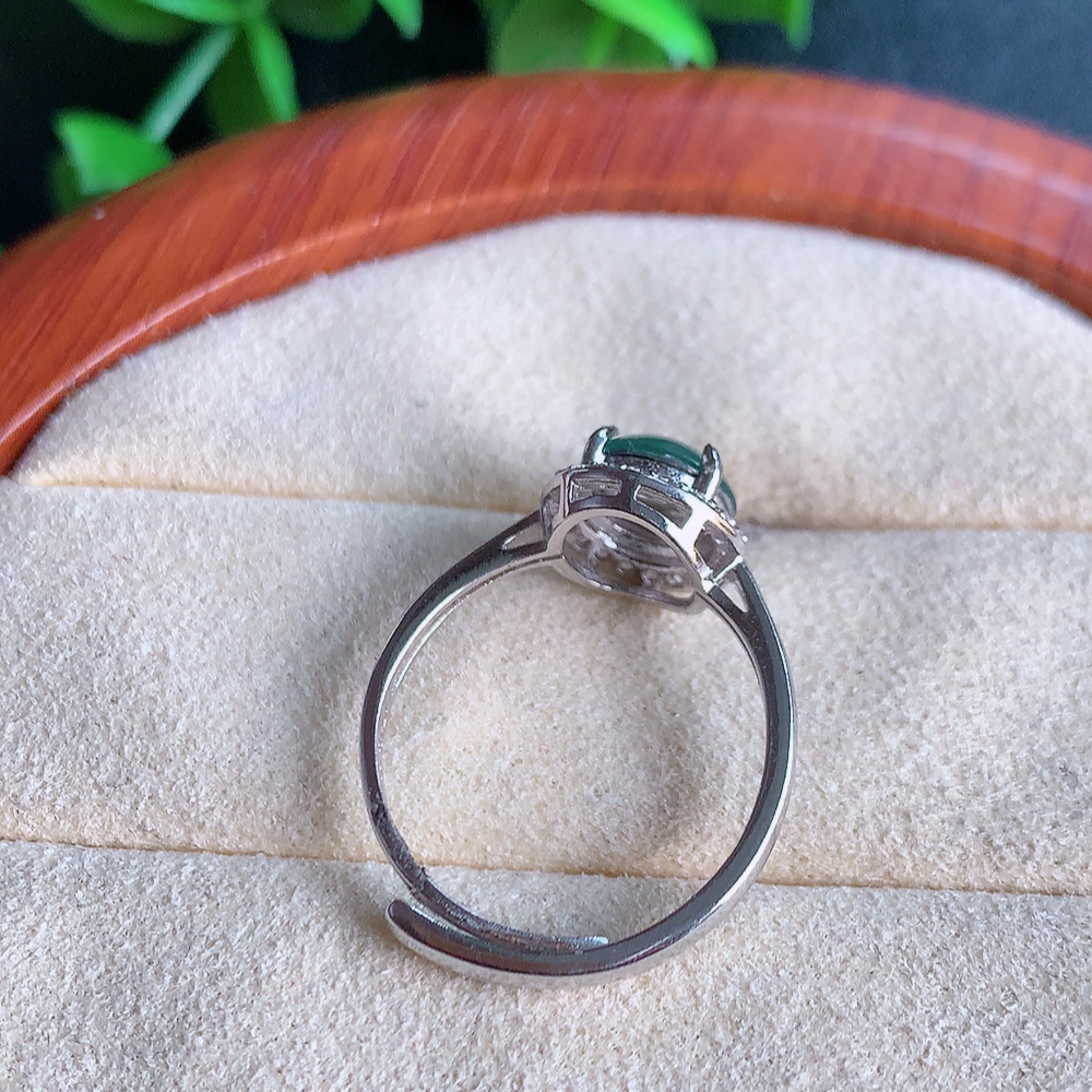 冰晴水精美环形翡翠戒指  玉质细腻  冰清玉润  飘花灵动  颜色漂亮  W481.31  内径尺寸：17-9.5-5.6mm  裸石尺寸：7mm