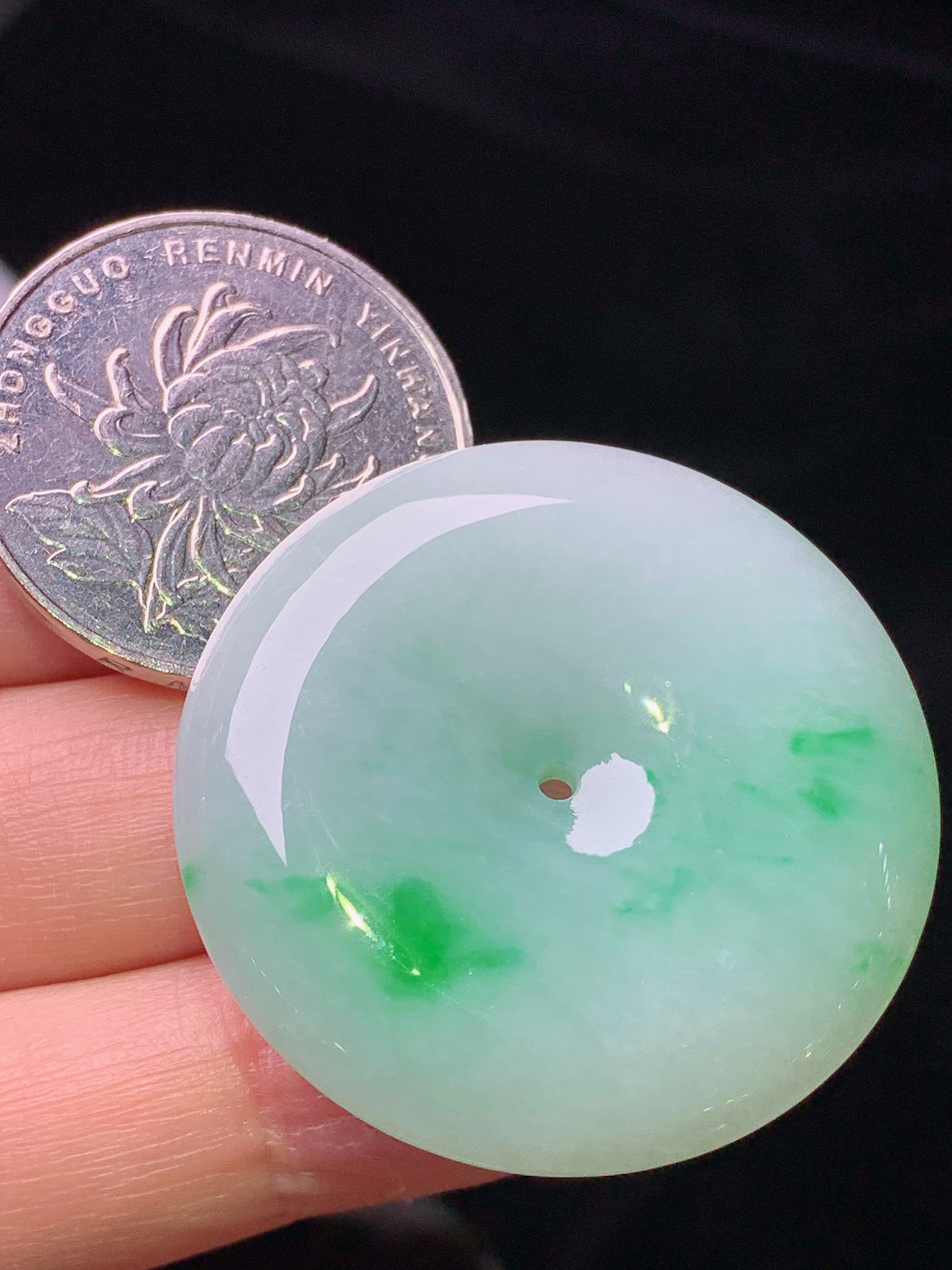 飘绿平安扣吊坠 玉质细腻 色泽艳丽清新 水润亮眼 整体尺寸34.8*7a2