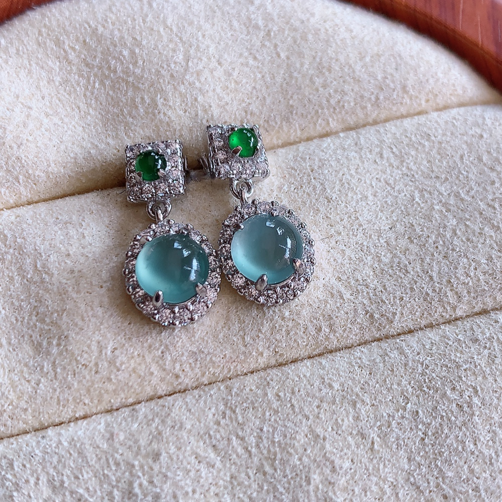 冰晴水翡翠925银镶嵌耳钉，自然光实拍，翠色灵动，颜色漂亮，种老水足，品相佳，佩戴佳品！W502.31  取一整体尺寸：15.5-7.5-4.6mm  裸石尺寸：5.5mm