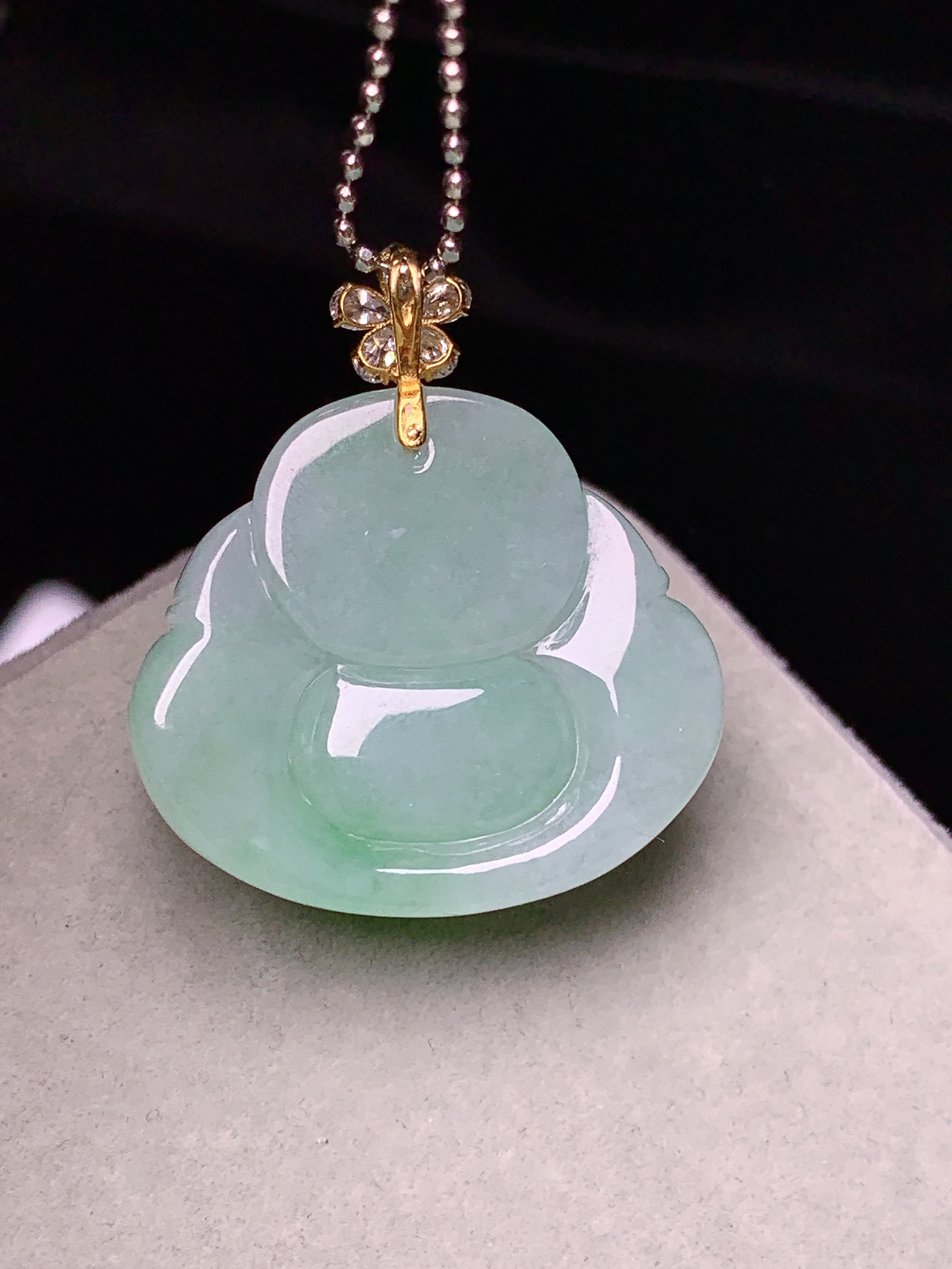 18k金莫桑钻镶嵌飘绿佛公吊坠 玉质细腻 色泽艳丽清新 水润亮眼 整体尺寸22.2*24.8*10.3e1