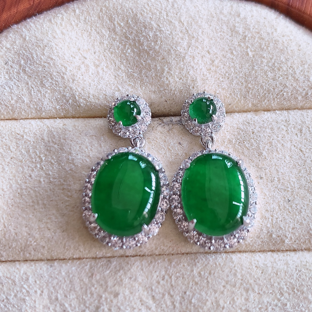 冰满绿翡翠925银镶嵌耳钉，自然光实拍，翠色灵动，颜色漂亮，种老水足，品相佳，佩戴佳品！W502.31  取一整体尺寸：20.3-10.8-6.2mm  裸石尺寸：10-4.8mm