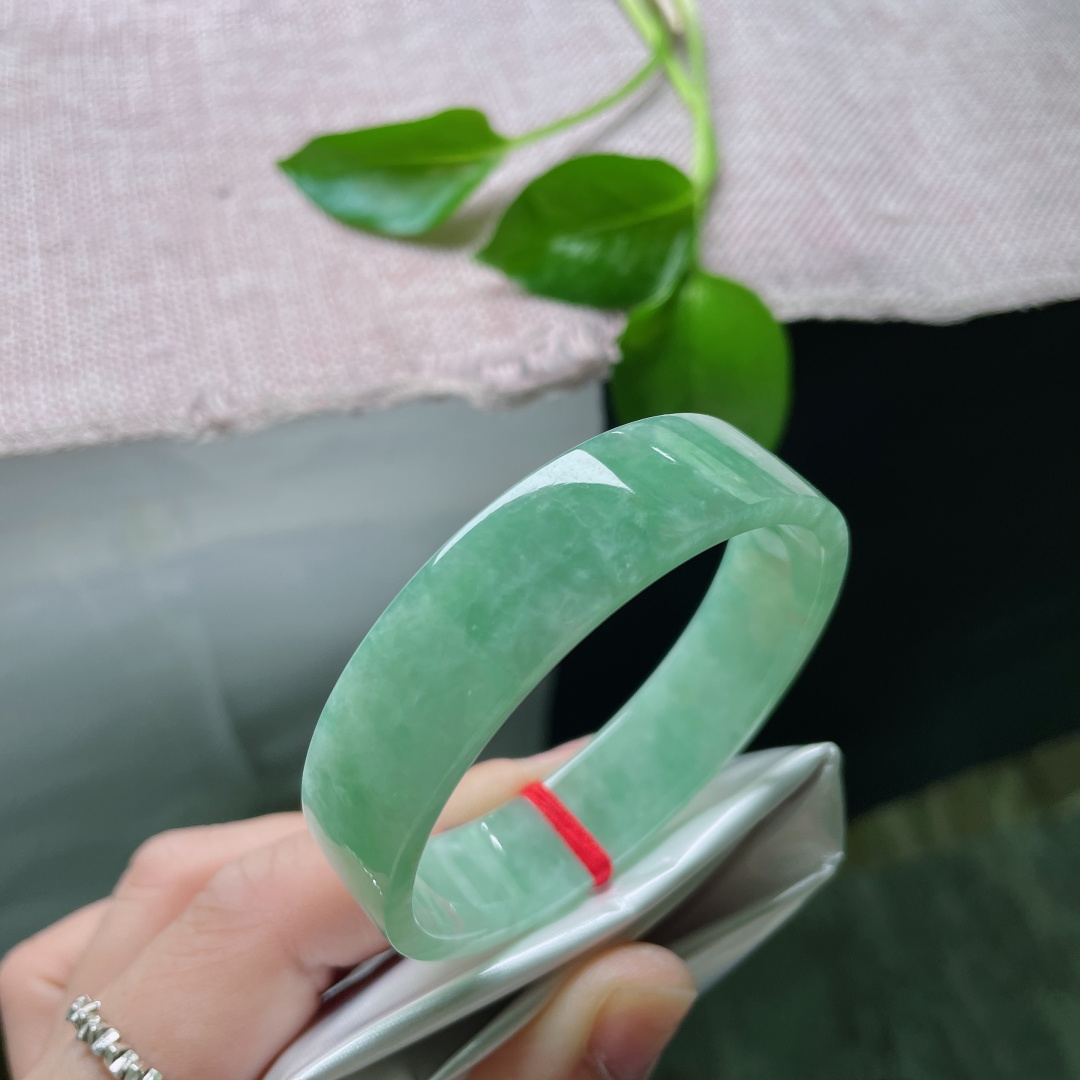 53.6/14/3.9，豆绿方镯，色如春芽，质若凝，佩戴舒适显白，ss50202a