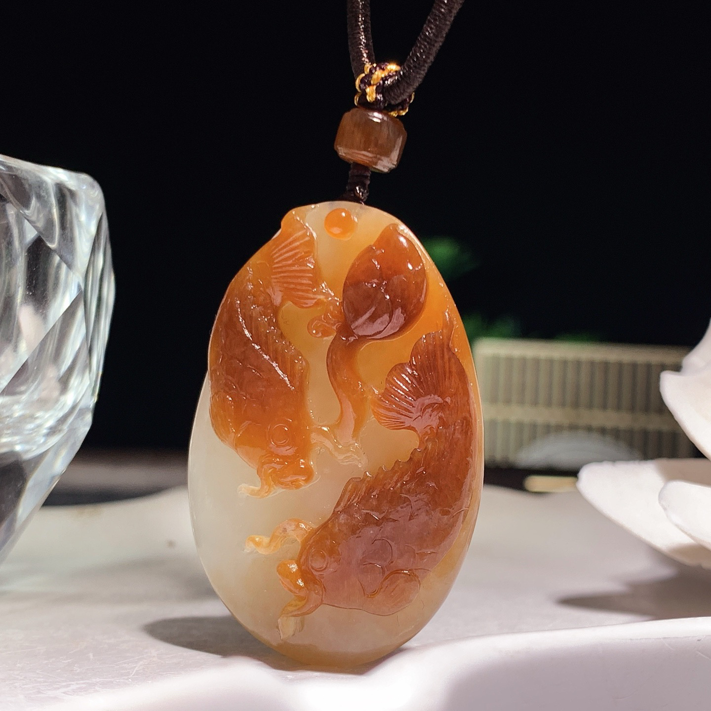 新疆和田玉且末糖年年有余挂件。尺寸43/30/14重28克 玉质细腻油润 底色纯净 脂粉好，品质好。lt260401