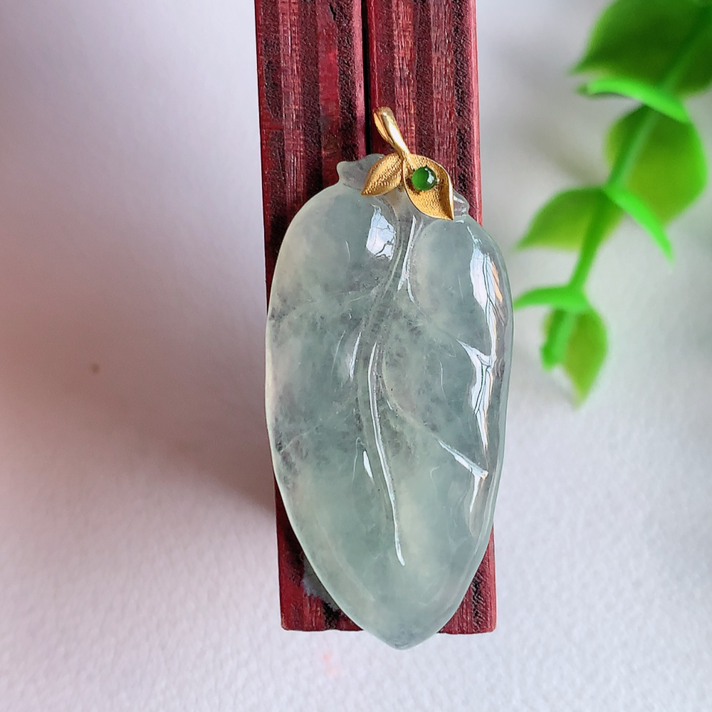 18k金扣冰润金枝玉叶翡翠吊坠  老种起胶感  飘花灵动  寓意“金枝玉叶，大业有成，一夜成名”  饱满大气，水润通透。W01.31   尺寸：32-15.8-3.5mm
