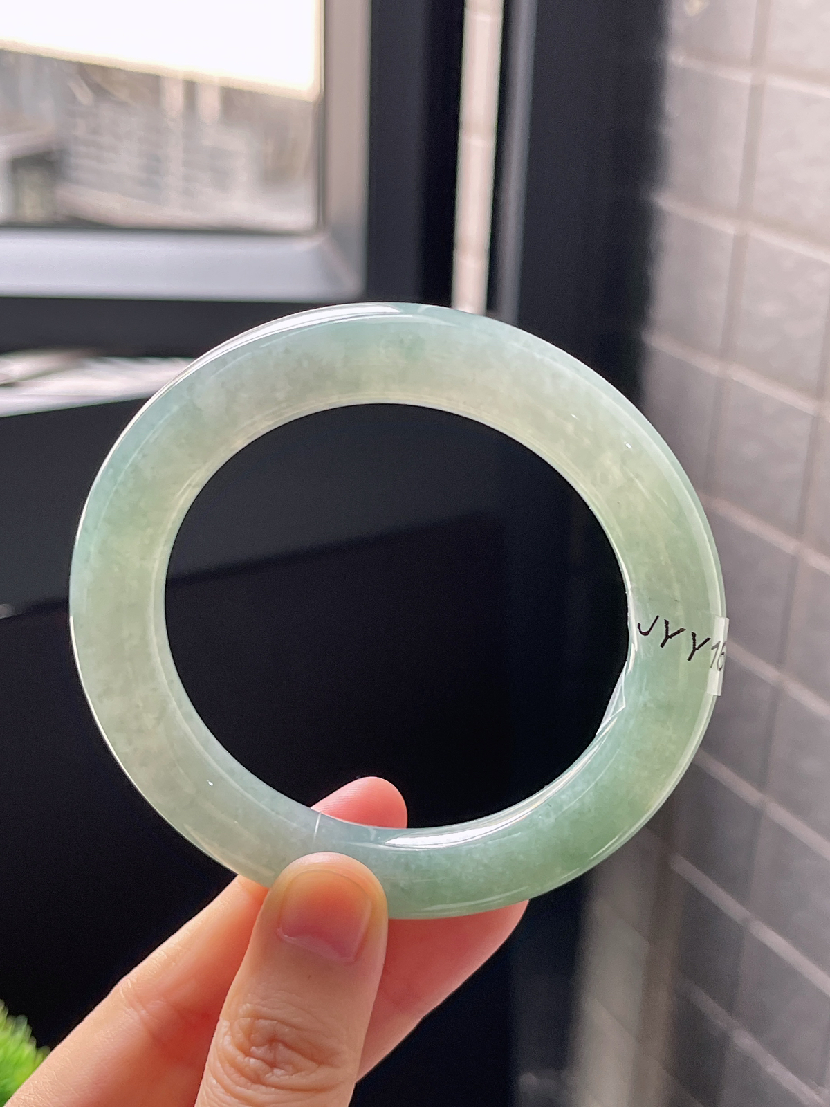 圆镯56.8圈口，翡翠冰糯种淡绿色手镯