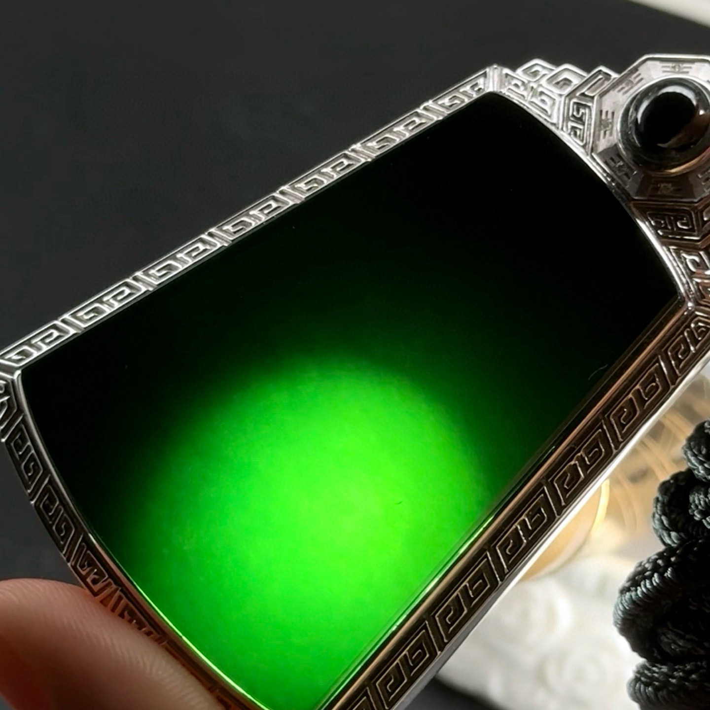 墨翠无事牌 种好色正 黑度极好 打灯通透 油性十足 尺寸70.2