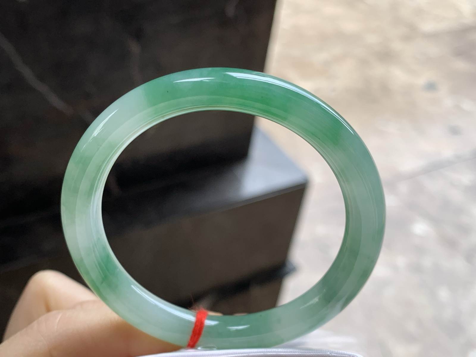 53-8.2

带色圆条手镯^_^底子细腻 绿色浓郁