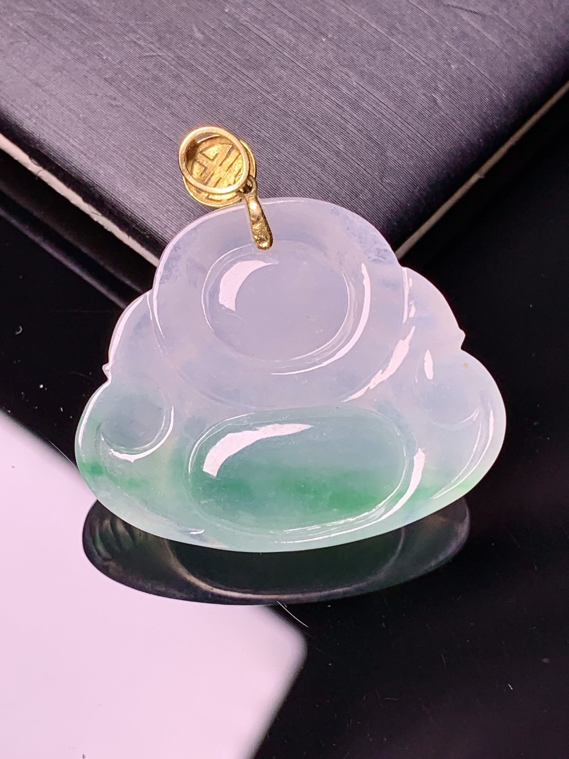 18k金镶嵌飘绿佛公吊坠 玉质细腻 色泽艳丽清新 水润亮眼 整体尺寸30.3*29.2*6.6m1