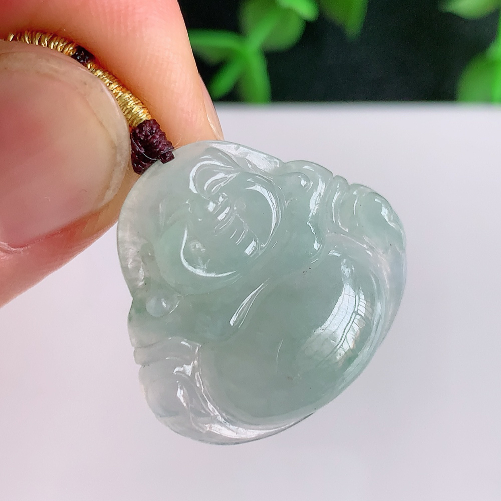 冰润佛公挂件 玉质细腻  精雕弥勒佛，笑佛福耳垂肩，面相喜庆，开怀大笑，憨态可掬。惟妙惟肖，寓意福禄双全，吉祥美满，笑口常开 W357.31  尺寸：23-24-5.8mm
