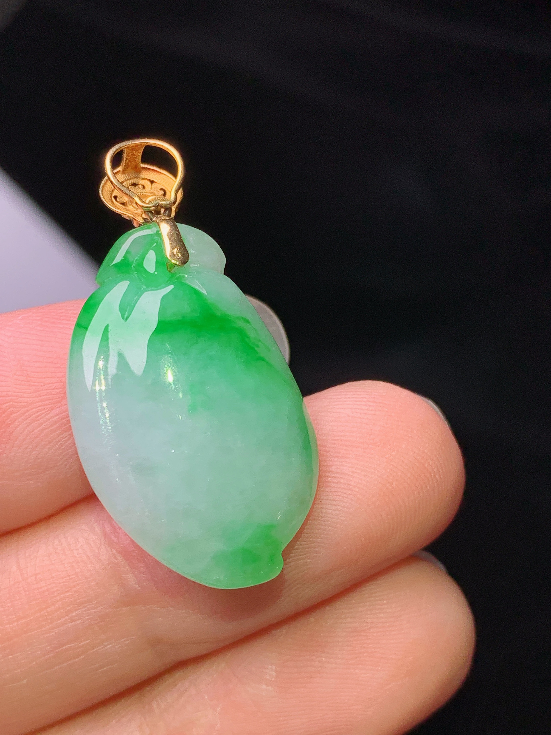 18k金镶嵌飘绿福瓜吊坠 玉质细腻 色泽艳丽清新 水润亮眼 整体尺寸30.5*15.2*8z1