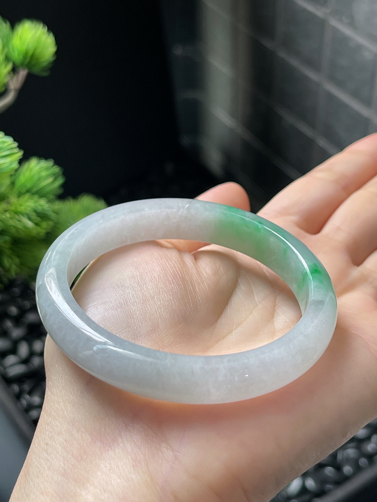 正圈55.8圈口，翡翠冰糯种飘绿白底青手镯