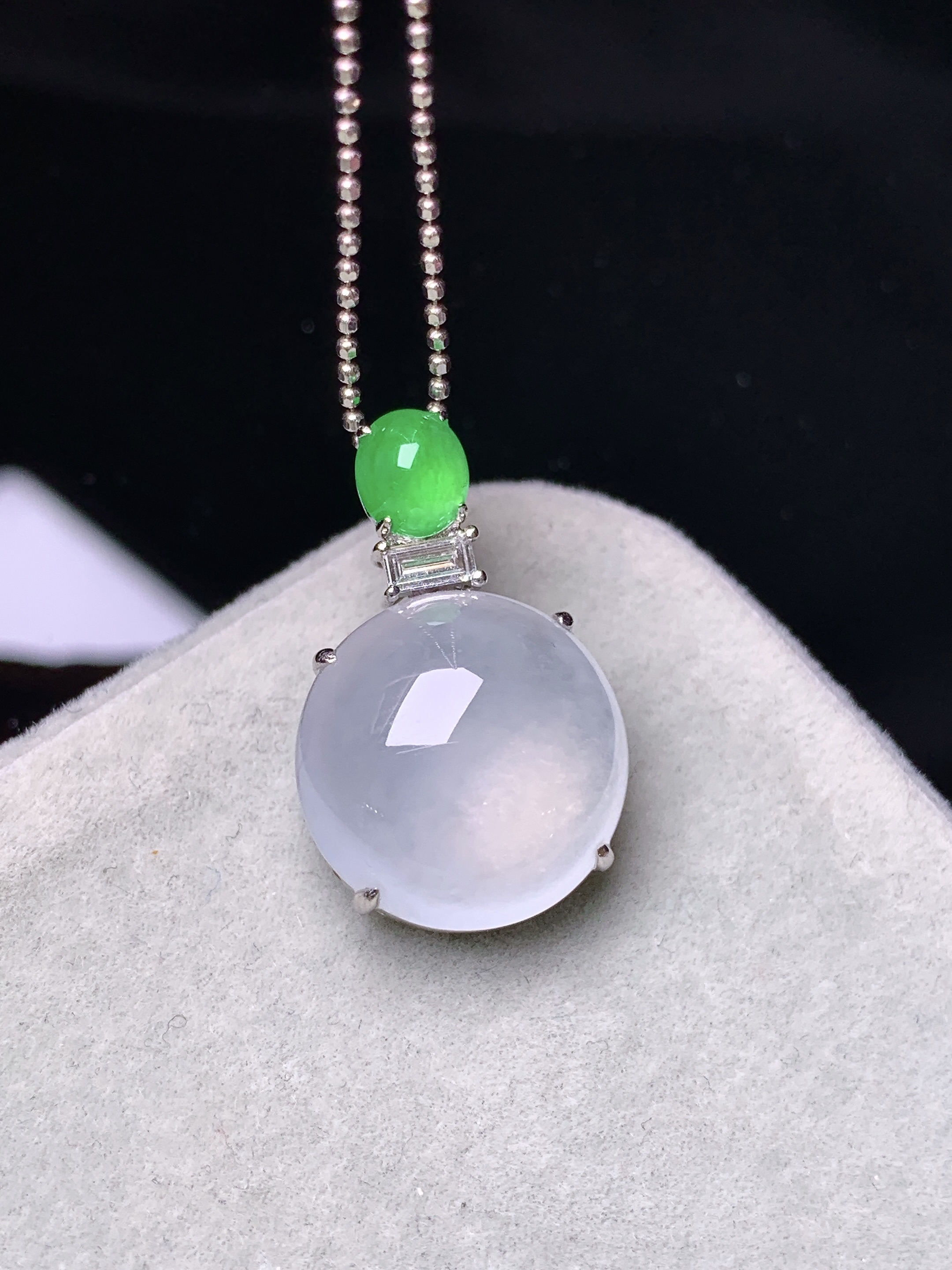 18k金钻镶嵌冰种蛋面吊坠 玉质细腻 色泽艳丽清新 水润亮眼 整体尺寸22.8*14.5*8m5