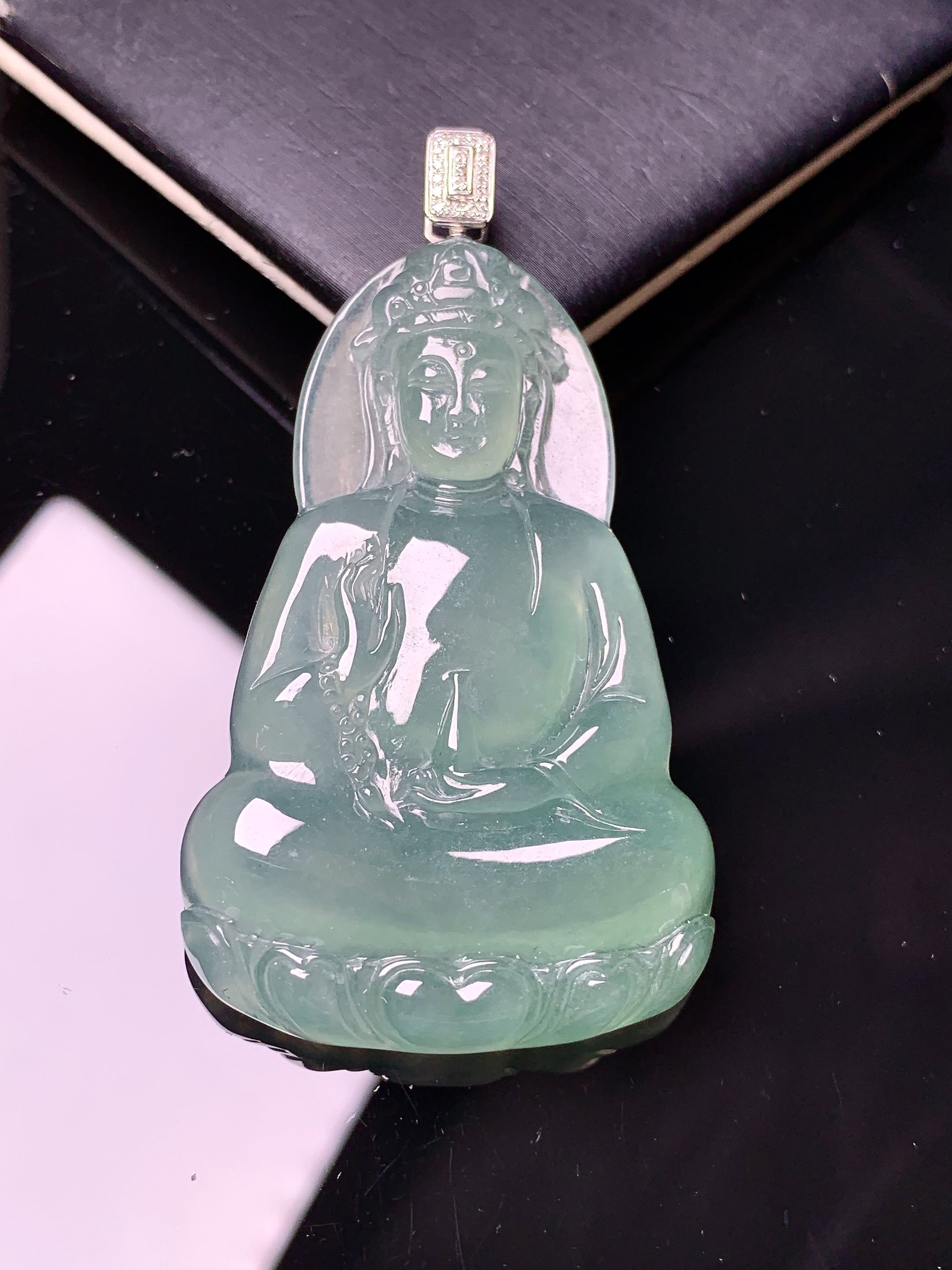 18k金钻镶嵌冰种观音菩萨吊坠 玉质细腻 色泽艳丽清新 水润亮眼 整体尺寸58.5*31.8*6.2L1
