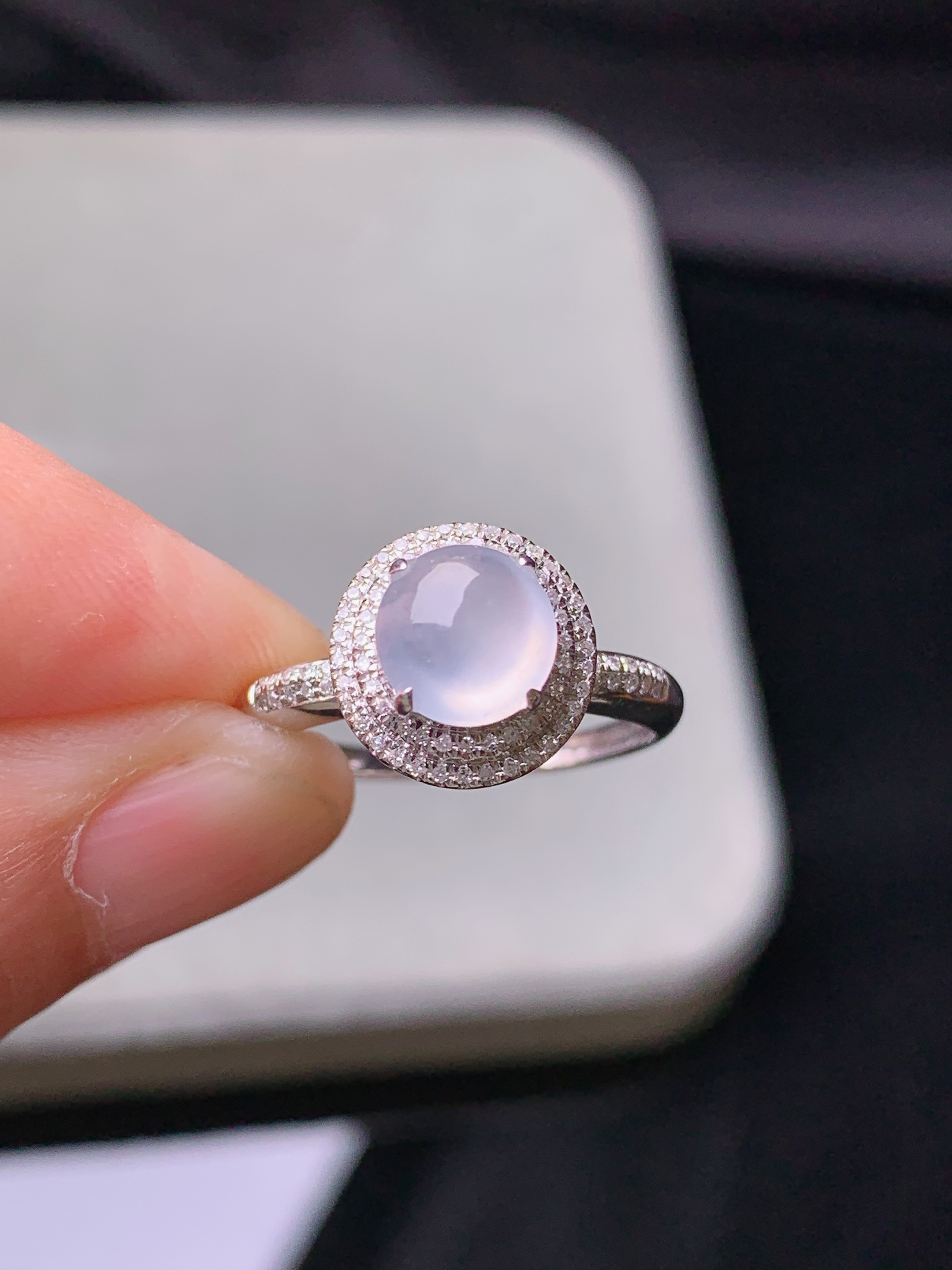 18k金钻镶嵌冰种蛋面戒指 玉质细腻 色泽艳丽清新 水润亮眼 圈口13.5 整体尺寸10.5*18.