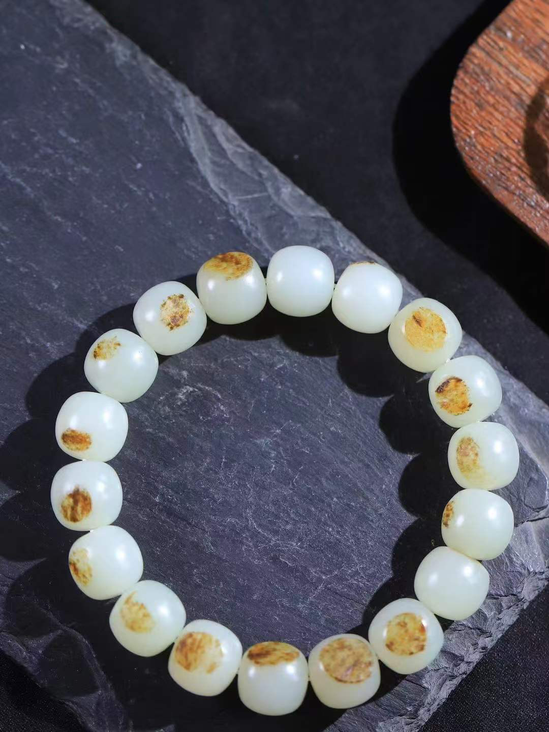 （老型珠.手串）

新疆和田籽料老型珠手串，玉质细腻油润 饱满光滑 质朴无华，悠远简单，人心境界远，百世修炼深，心灵常驻善意持，觉悟人生百世修。重62.6克    尺寸取一12.2-12.9mm    10352800A