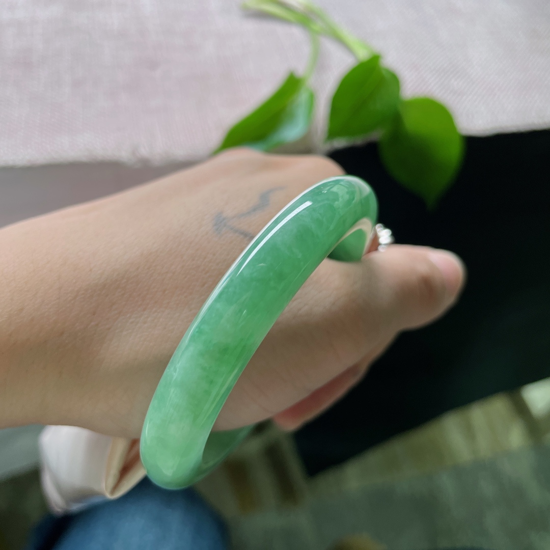 52.2/10.1/8，豆绿底正圈，水润细腻，集优雅与贵气于一身，一点皮纹，ss50127a