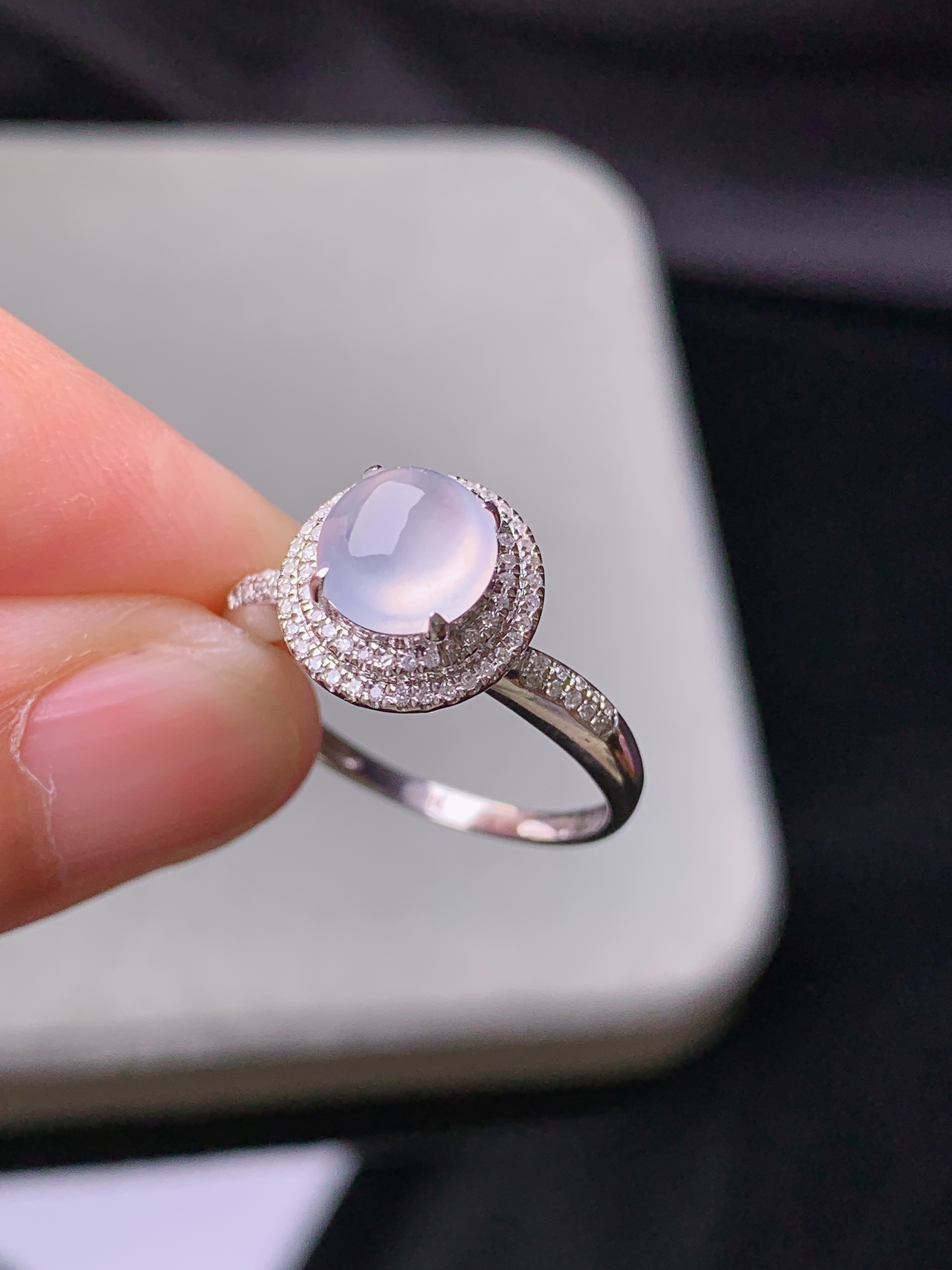 18k金钻镶嵌冰种蛋面戒指 玉质细腻 色泽艳丽清新 水润亮眼 圈口13.5 整体尺寸10.5*18.2*9.3j2