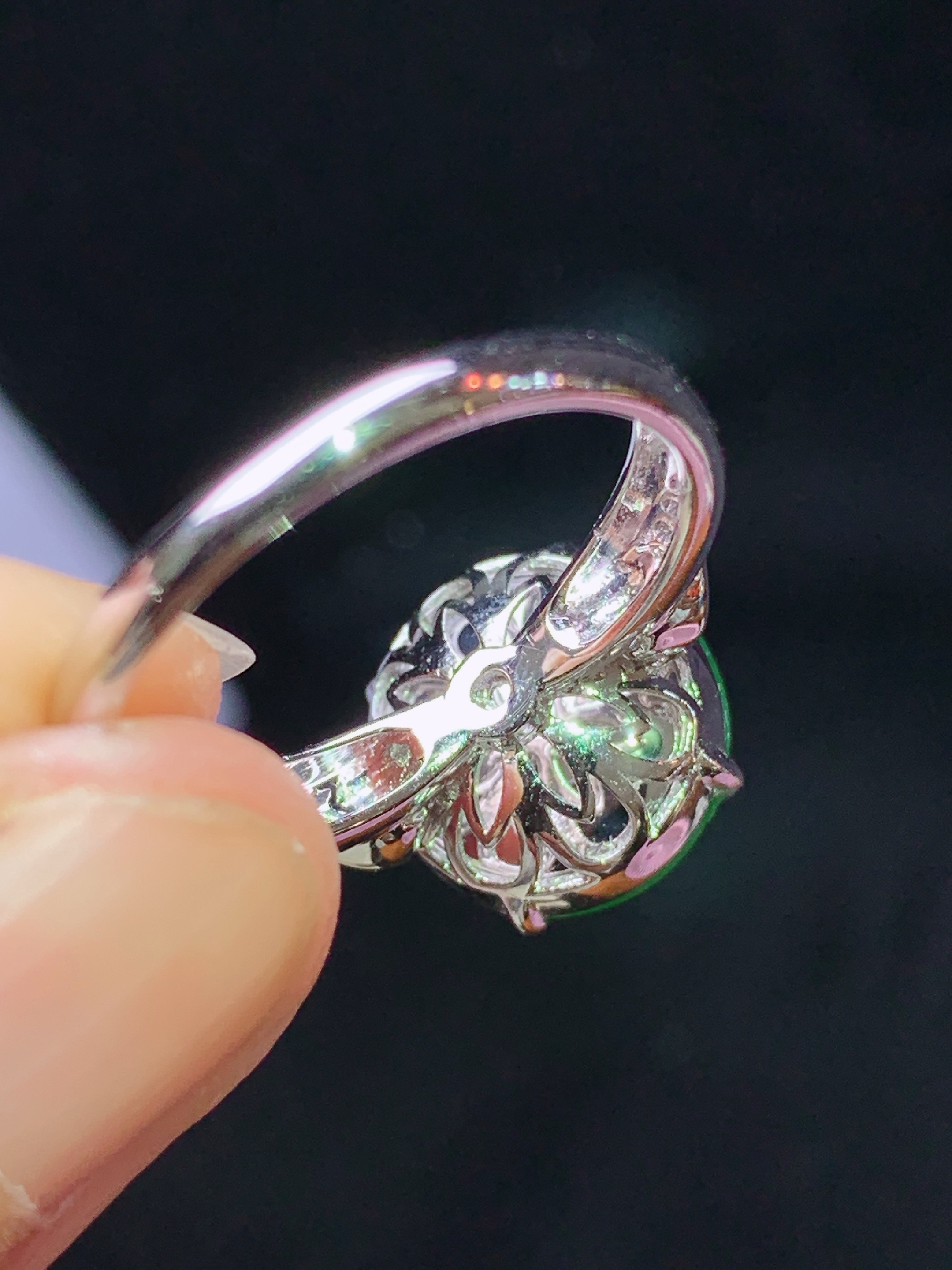 18k金钻镶嵌翠绿蛋面戒指 玉质细腻 色泽艳丽清新 水润亮眼 圈口14 整体尺寸11.5*11*5L2