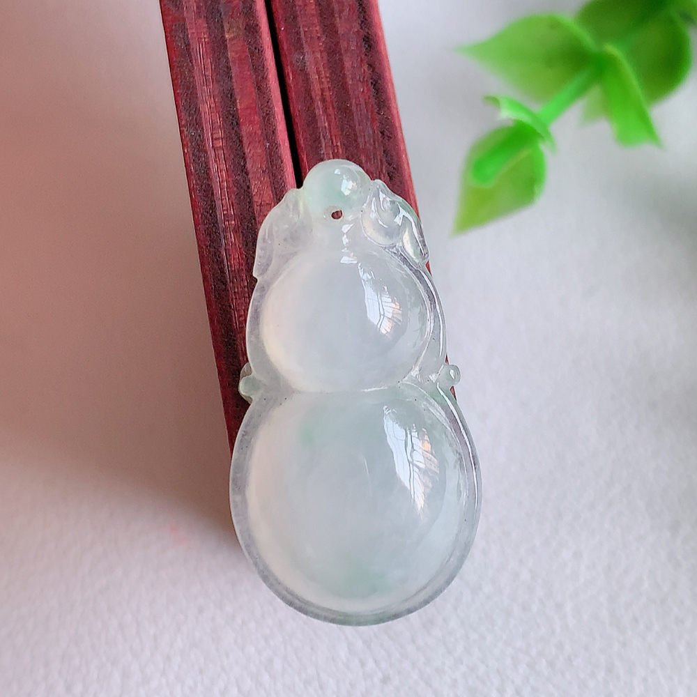 冰润葫芦翡翠吊坠  寓意“福禄双全，加官进爵，财源滚滚” 莹润通透，抱满大气  清新脱俗    W357.31  尺寸：28-15.2-6.2mm
