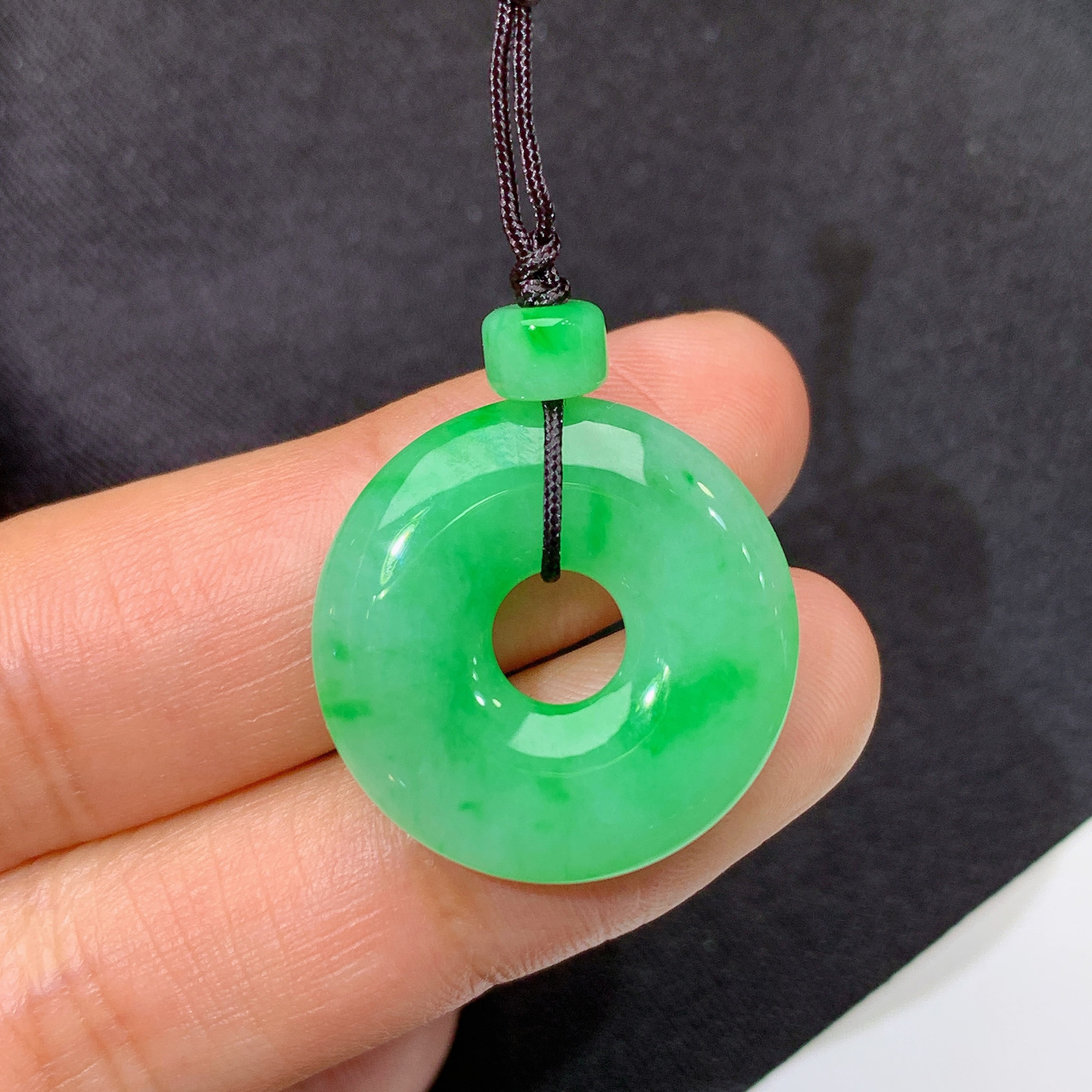 飘绿甜甜圈，镶嵌佳品，冰润色阳，玉质细腻，种水足，Xm 尺寸22.6*3.9