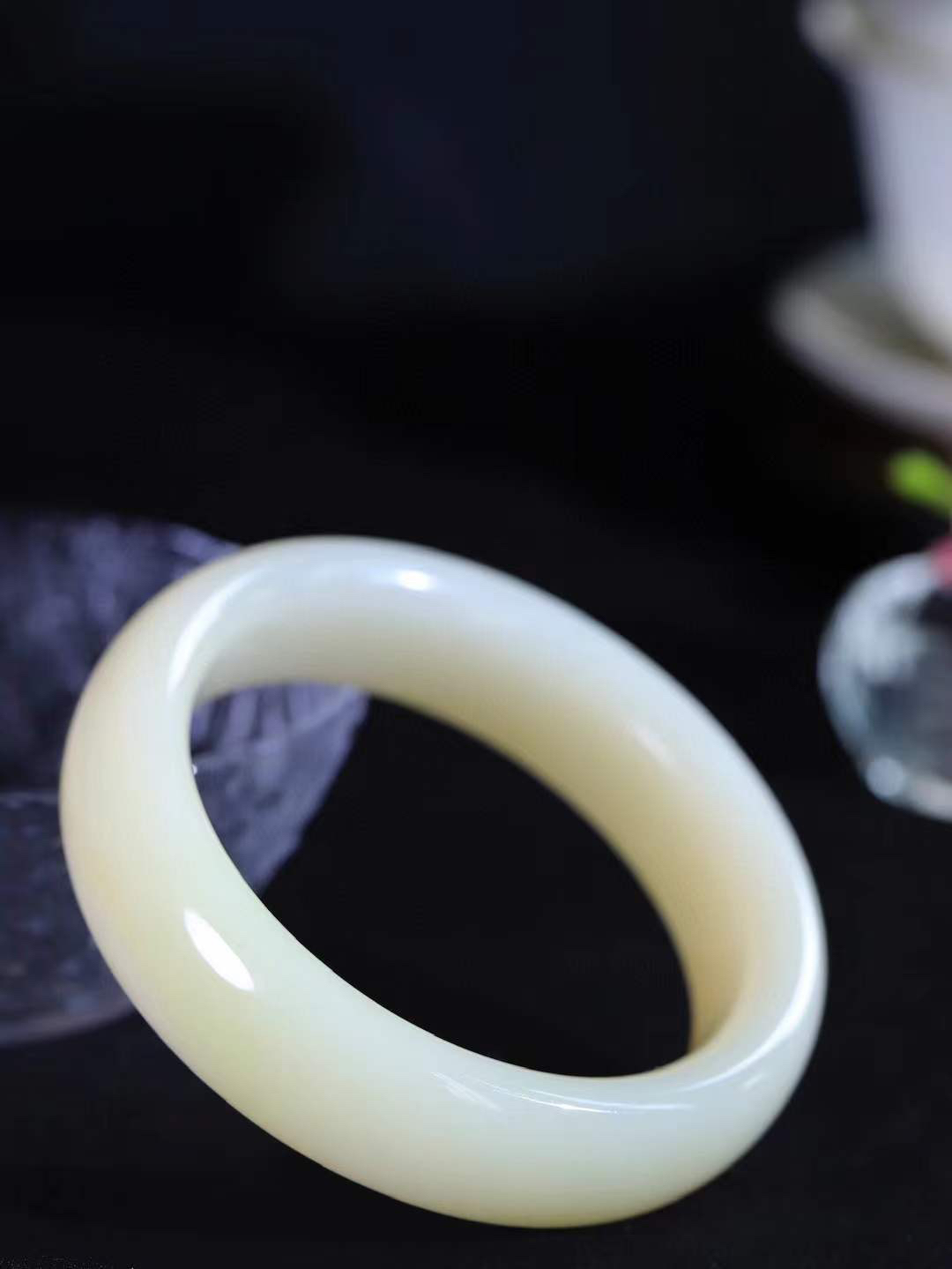 【情有独钟.手镯】

精品和田玉糖白玉手镯 玉质温润细腻 油性十足 手感舒适，高华雅逸，线条流畅，