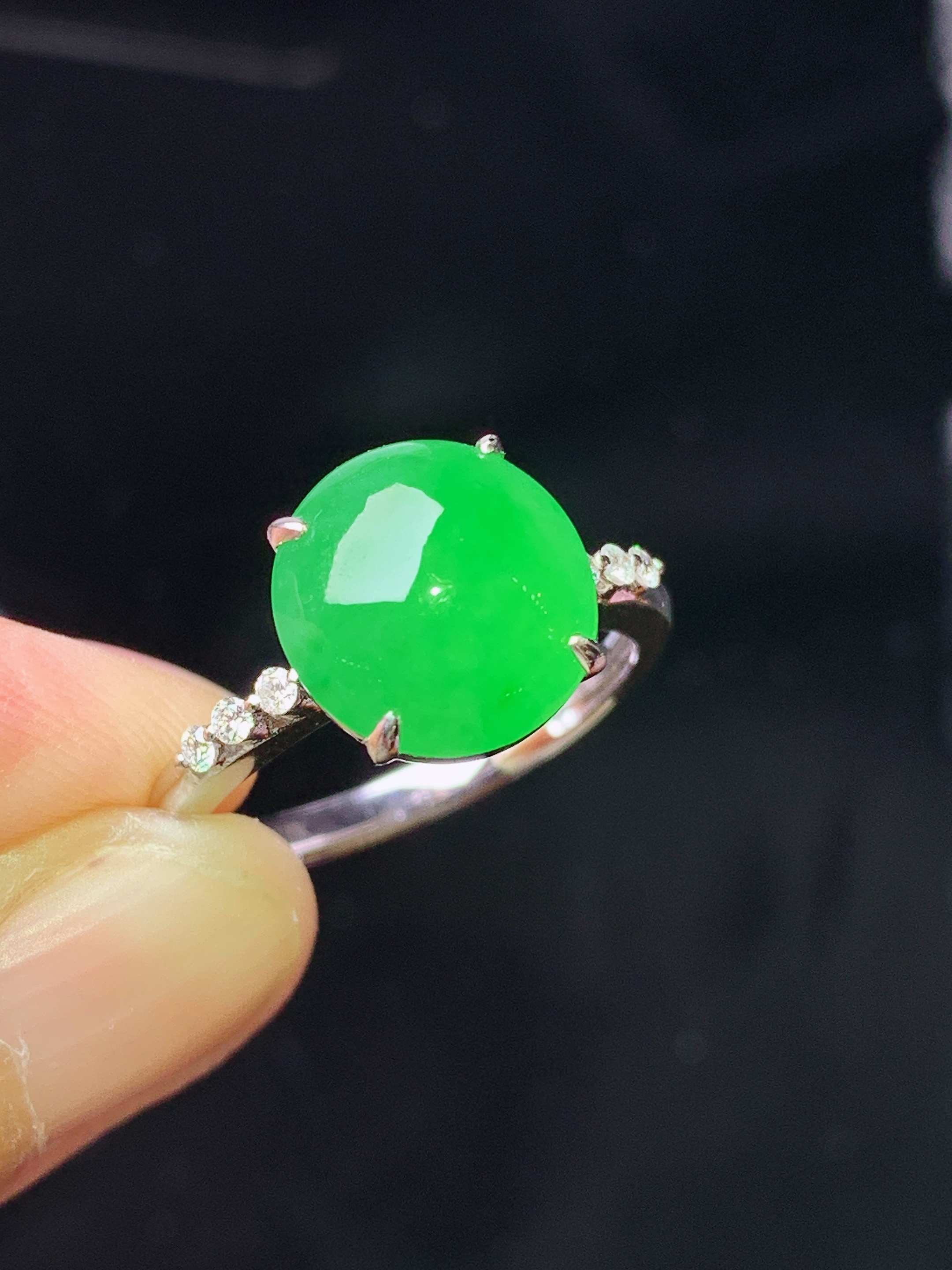 18k金钻镶嵌翠绿蛋面 玉质细腻 色泽艳丽清新 水润亮眼 圈口14.5 整体尺寸10.5*10*4.