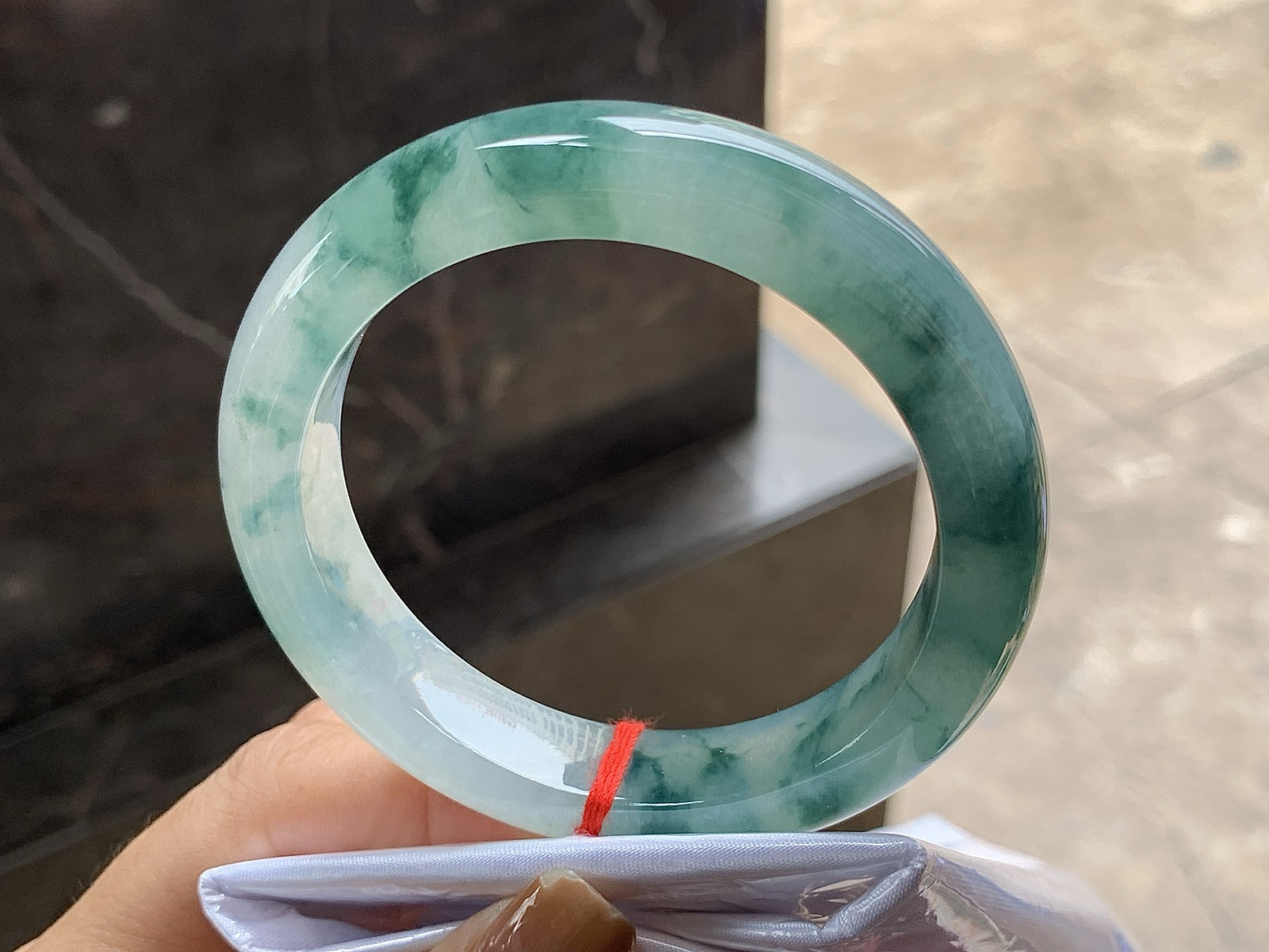 56.5-12.5-9.1

飘花手镯^_^鲜艳 玉质细腻 花色好看