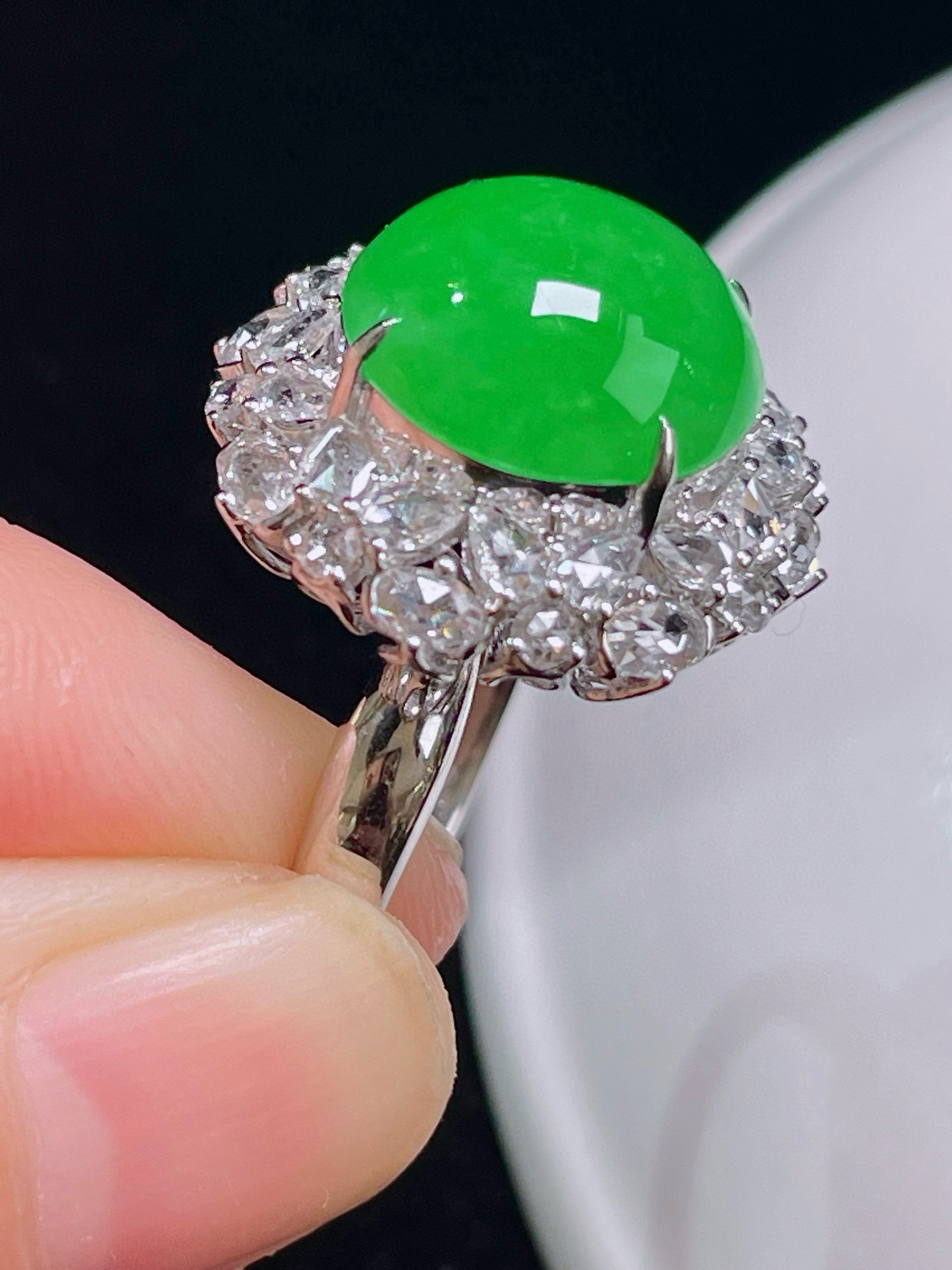 满绿戒指 色绿无比 满钻镶嵌
整体：18.5/18.8/12.7
裸石：12.1/12.2。