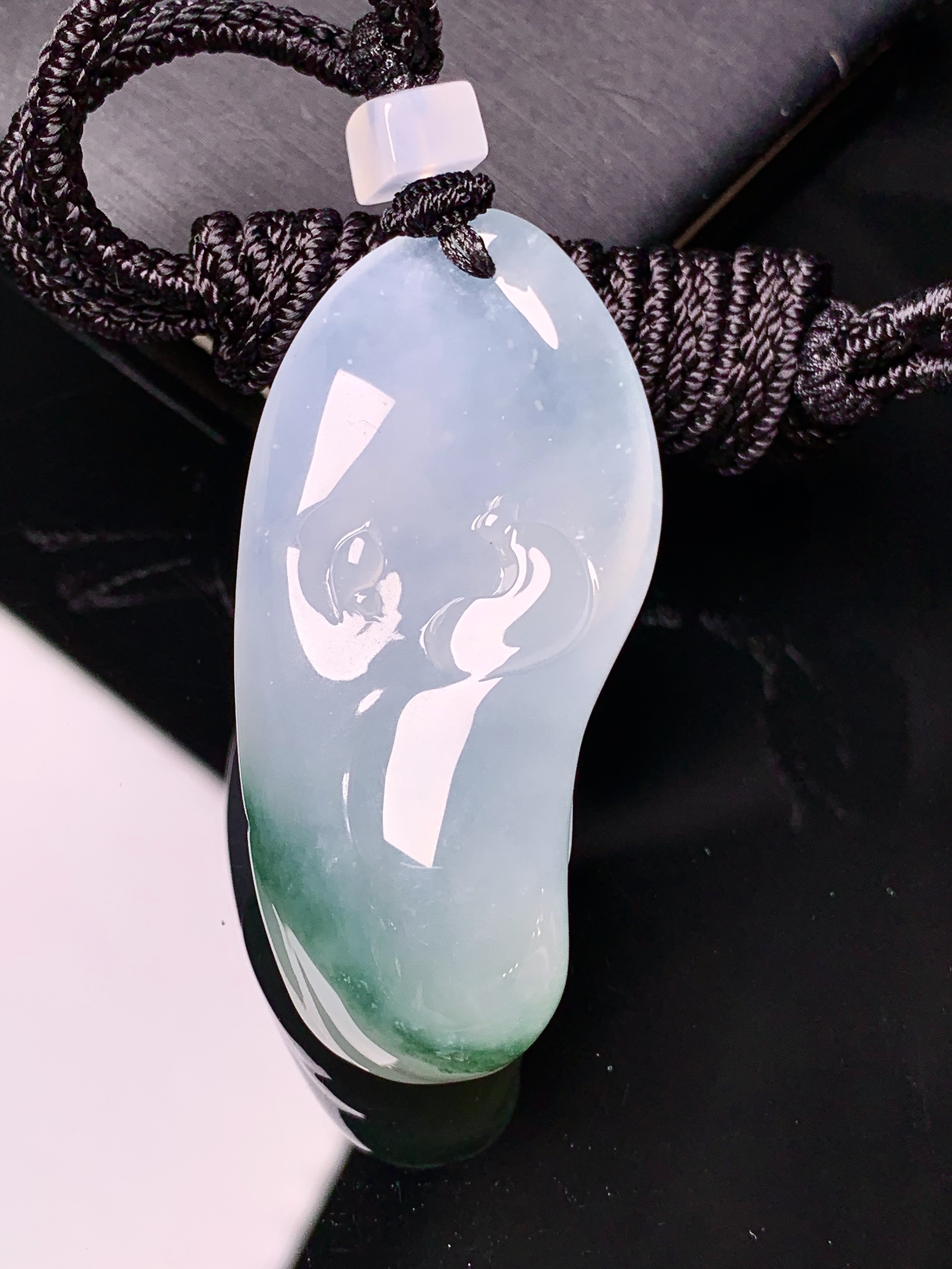 飘绿悟道牌吊坠 玉质细腻 色泽艳丽清新 水润亮眼 整体尺寸48.6*23*13.5L1