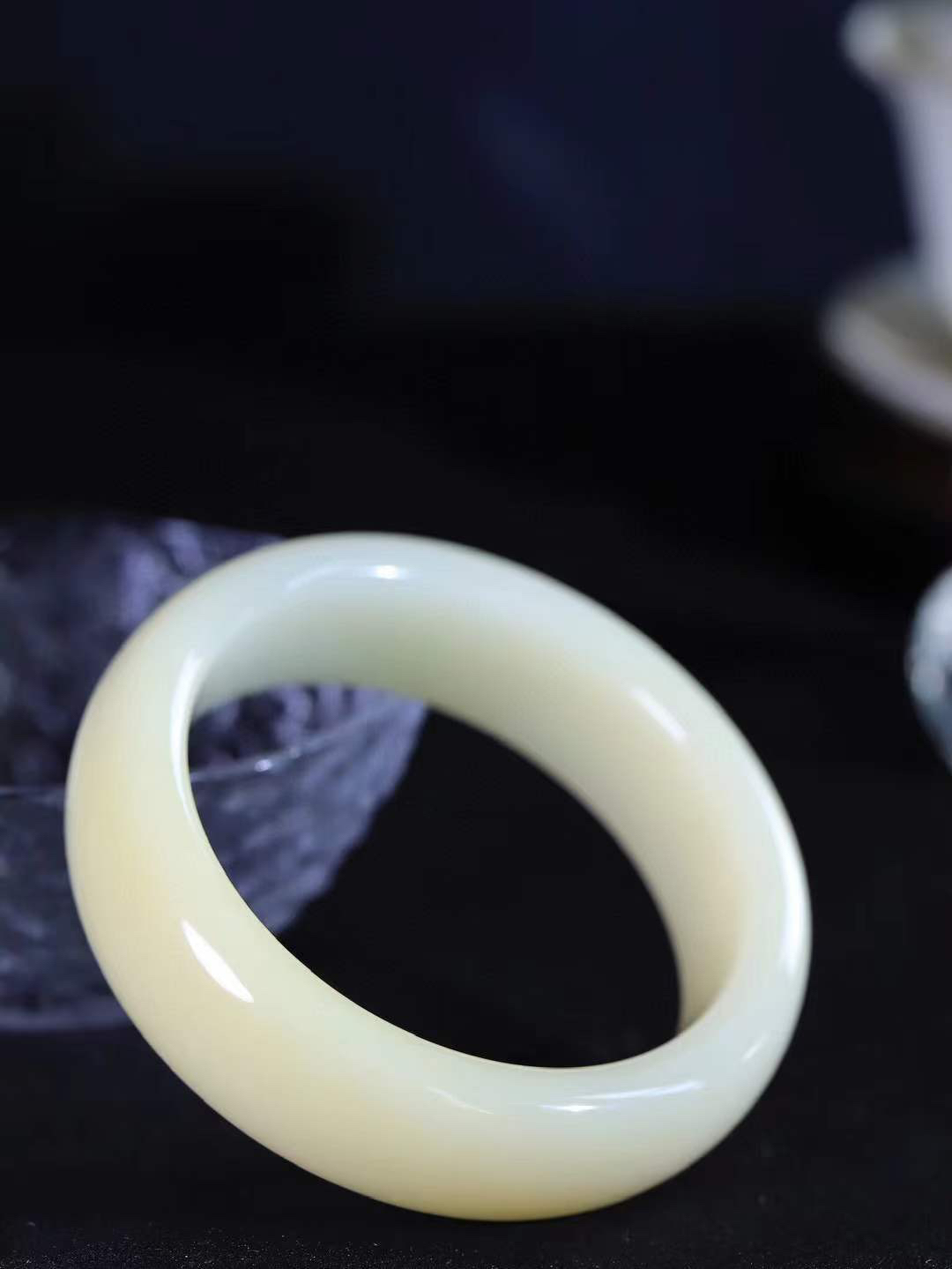 （一见倾心.手镯）

精品和田玉糖白玉手镯，玉质温润细腻 油性十足 手感舒适，高华雅逸，线条流畅，简约大气，美自天成，素雅高贵。佩戴于腕间，婉约之美，举手投足间透出那低调奢华。重98.5克  尺寸58.5-19.5-9.7mm1647130T