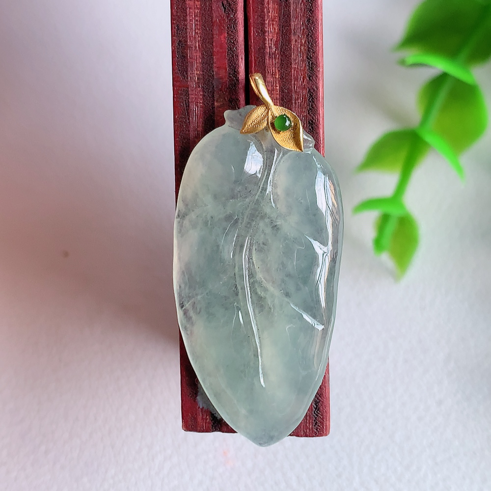 18k金扣冰润金枝玉叶翡翠吊坠  老种起胶感  飘花灵动  寓意“金枝玉叶，大业有成，一夜成名”  