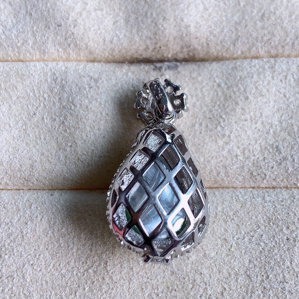 冰水滴翡翠吊坠，款式新颖时尚，日常百搭的款。925银镶嵌  满满的份量感，清新自然 上身效果优雅迷人！性价比超值  W357.31  整体尺寸：25.8-13.2-10mm   裸石尺寸：13.3-8mm