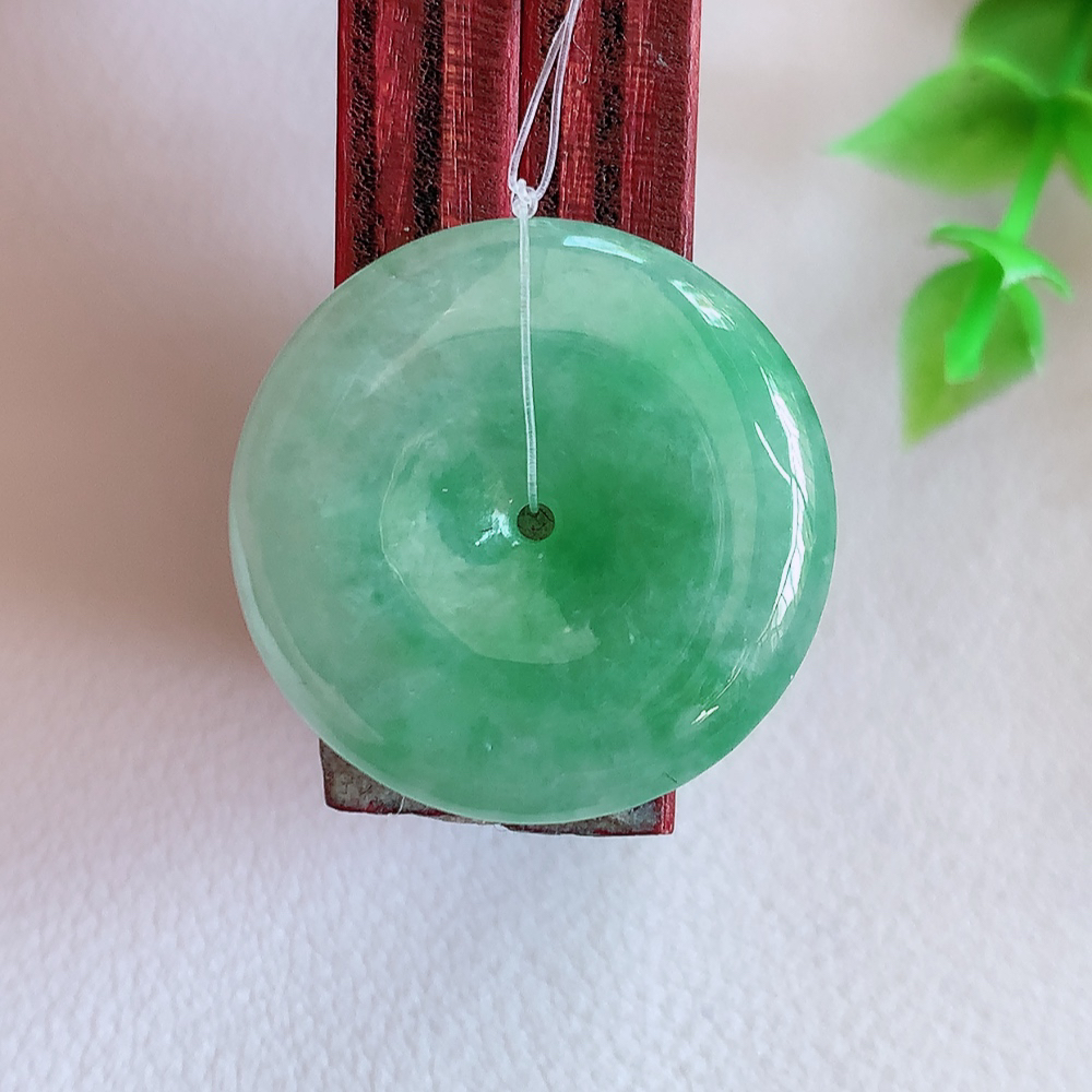 冰润飘绿平安扣吊坠，厚装饱满，冰润剔透，细腻水足，种质润泽，飘花灵动，佩戴优雅大气，W49.31  