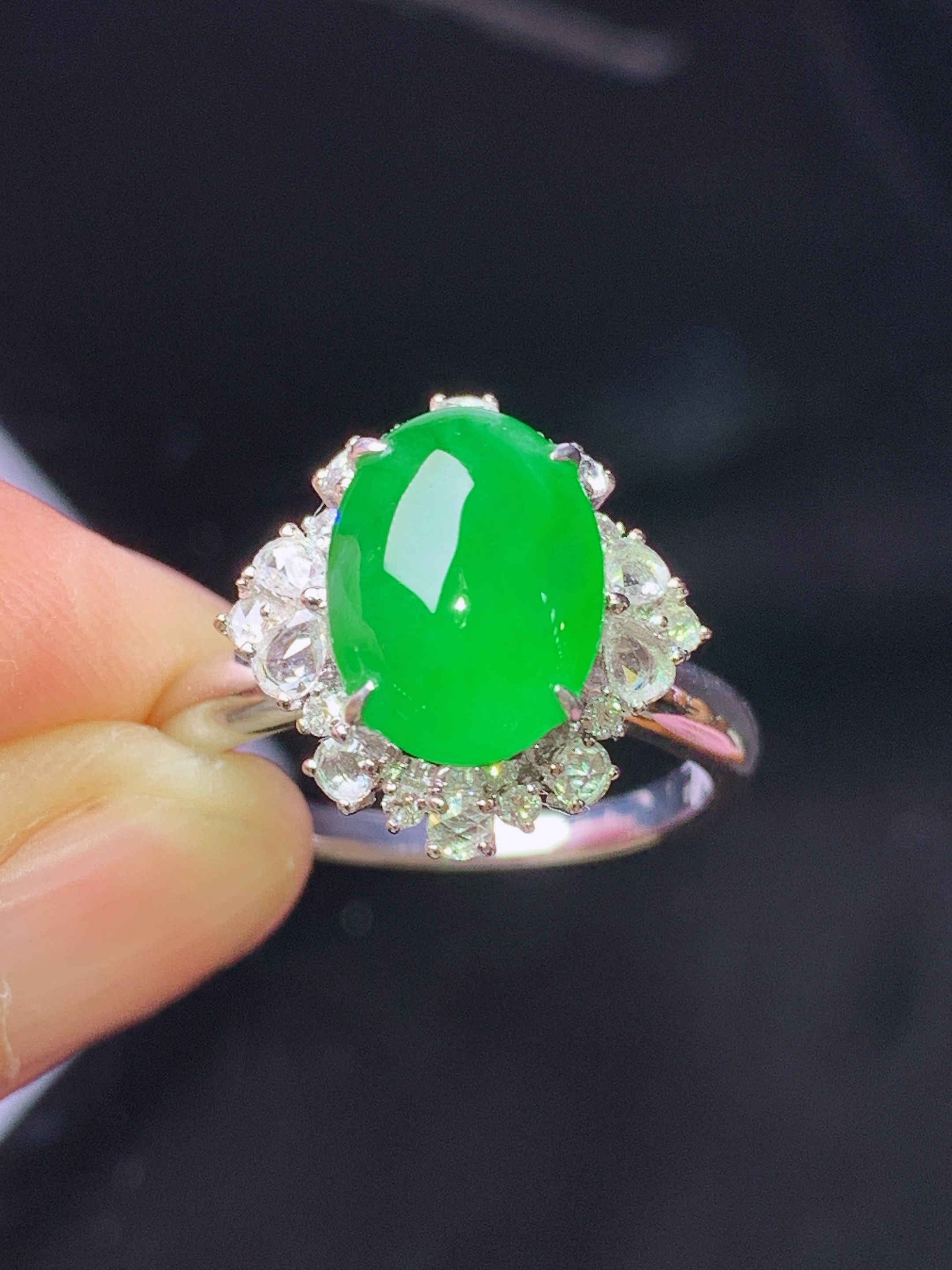 18k金钻镶嵌满绿蛋面 玉质细腻 色泽艳丽清新 水润亮眼 圈14 整体尺寸14.8*15*10.3j3