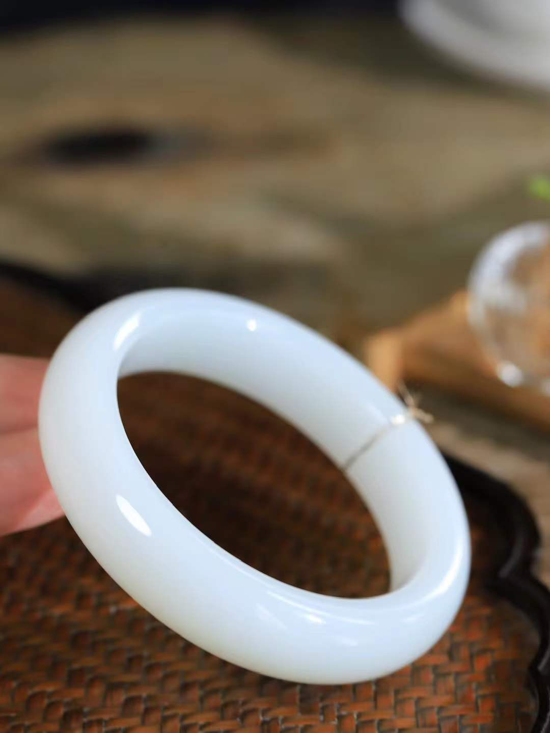 【腕间柔情.手镯】   

精品和田玉白玉手镯 玉质温润细腻 油性十足 古朴秀雅 轻抚岁月的栏杆软香温玉，腕间玉镯轻轻晃动，令人情动心间，撷一缕月末的芬芳，把心思铺陈，时光静美，惟有你最温柔。重77.8克   尺寸57-15.7-10mm  46302855A