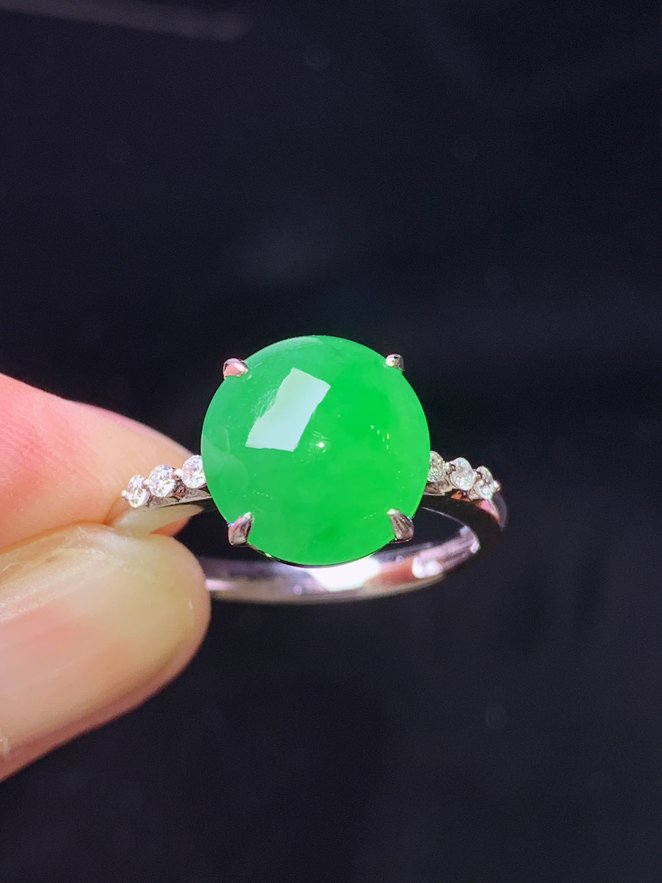18k金钻镶嵌翠绿蛋面 玉质细腻 色泽艳丽清新 水润亮眼 圈口14.5 整体尺寸10.5*10*4.