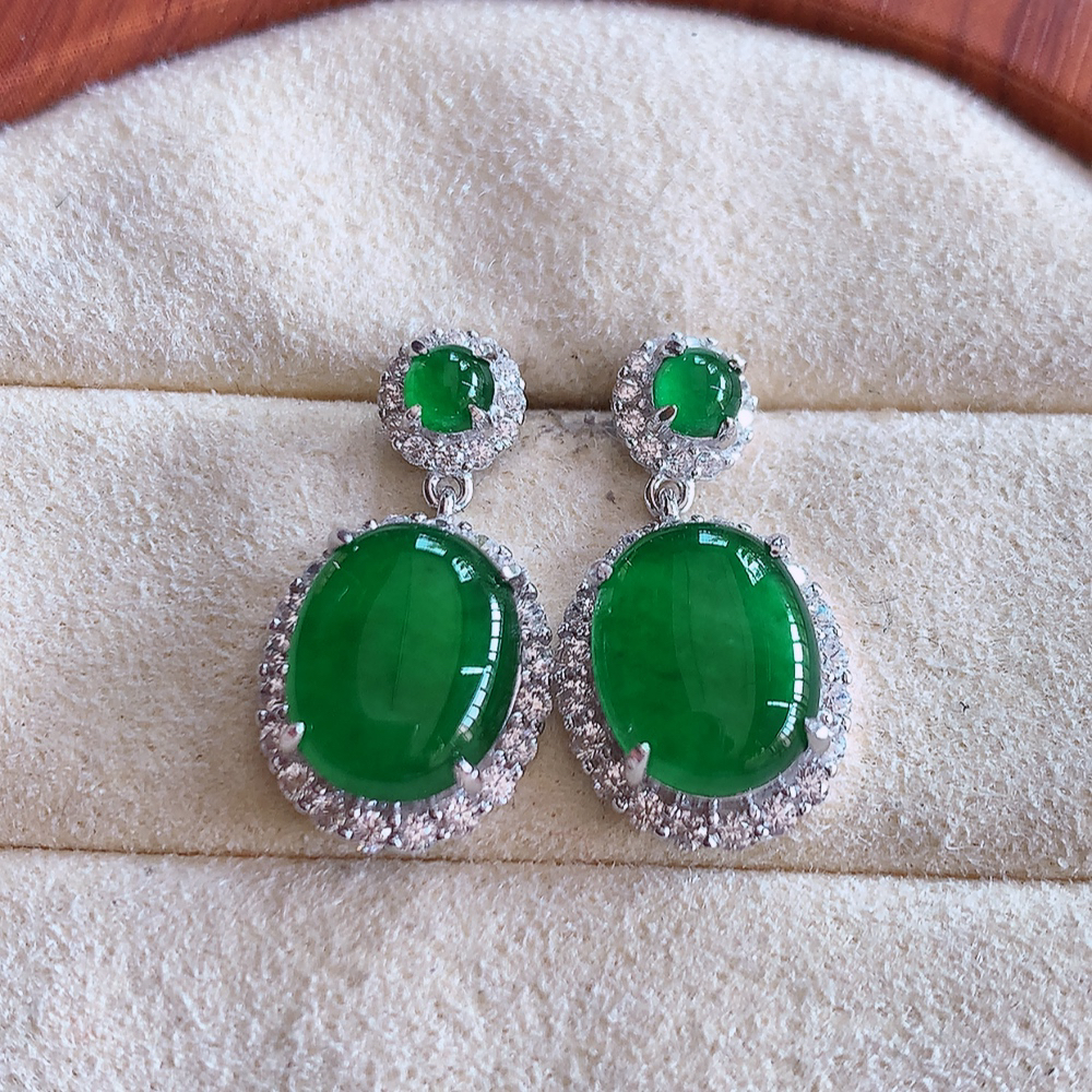 冰满绿翡翠925银镶嵌耳钉，自然光实拍，翠色灵动，颜色漂亮，种老水足，品相佳，佩戴佳品！W502.3