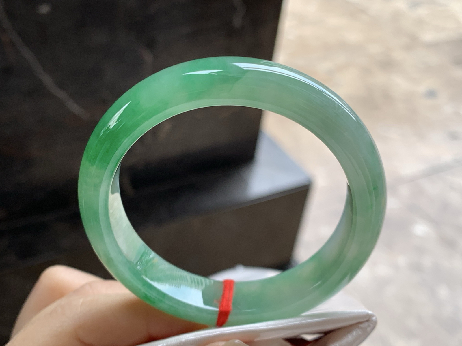 53.5-12.4-7.8

带色手镯^_^底子细腻 绿色浓郁漂亮