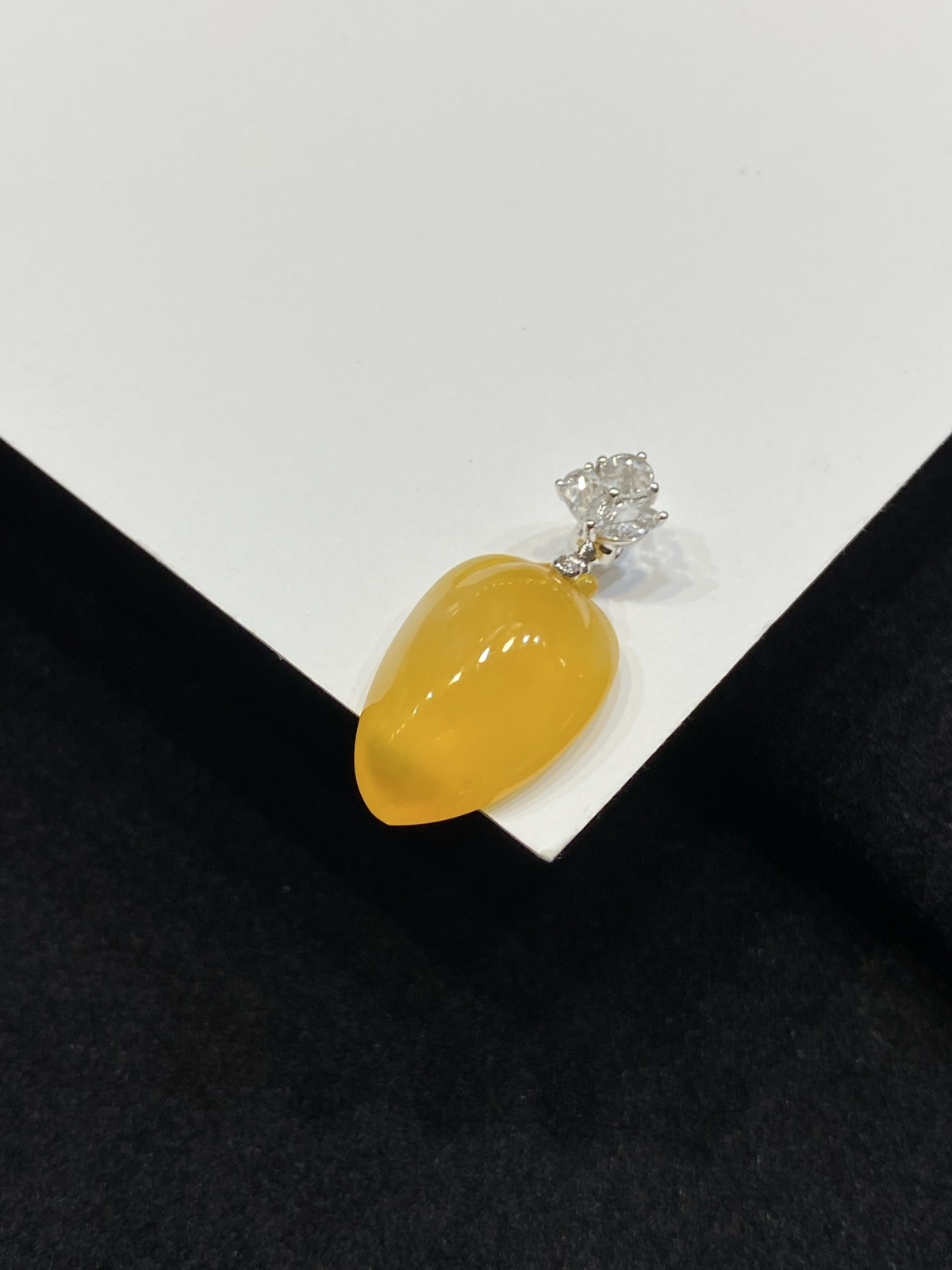 糯糯的芒果 高冰 黄翡 福瓜 裸镶 18k

整体尺寸25.2-11.6-5.4