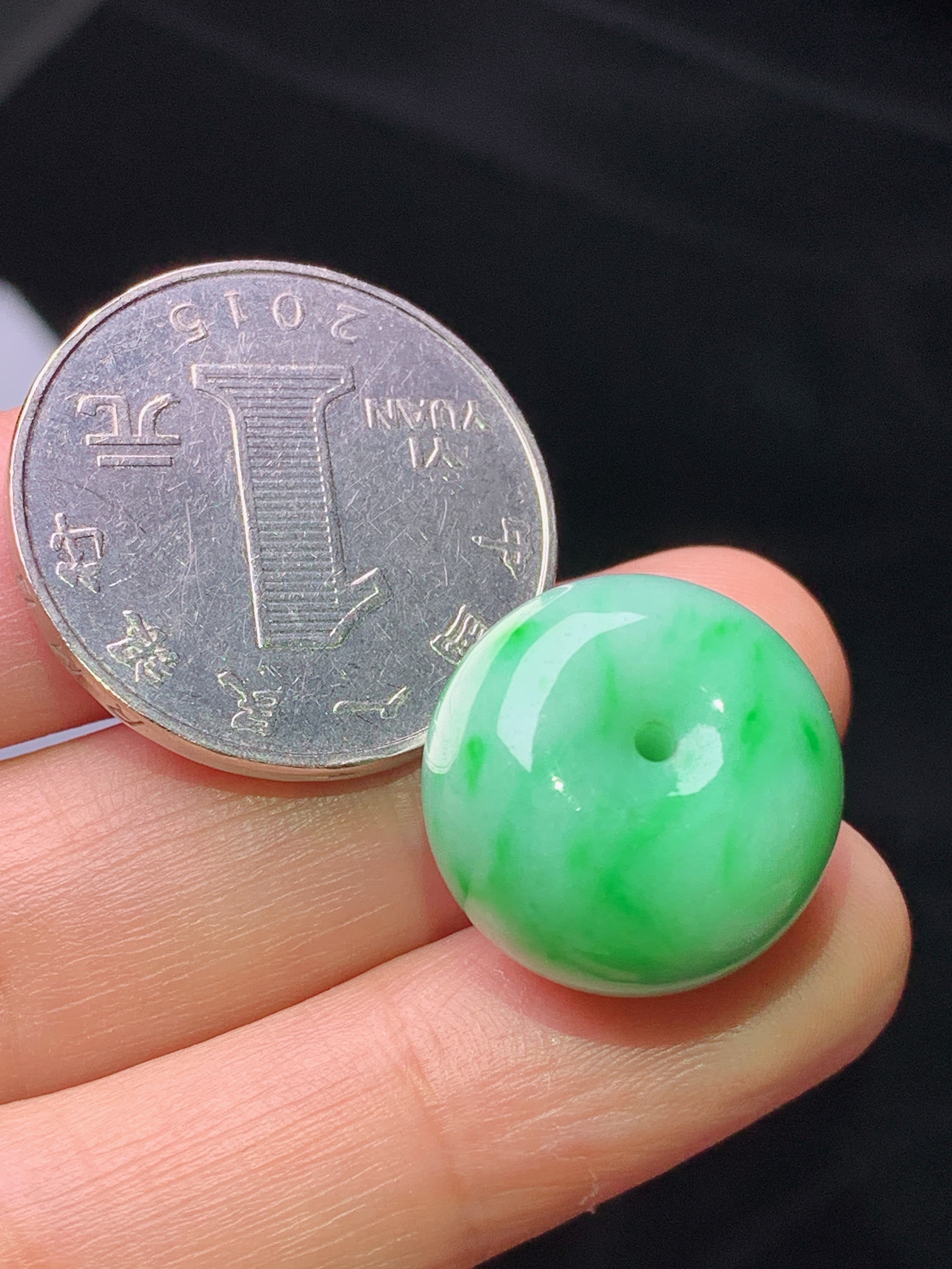 飘绿路路通吊坠 玉质细腻 色泽艳丽清新 水润亮眼 整体尺寸17.6*17.6*13a2