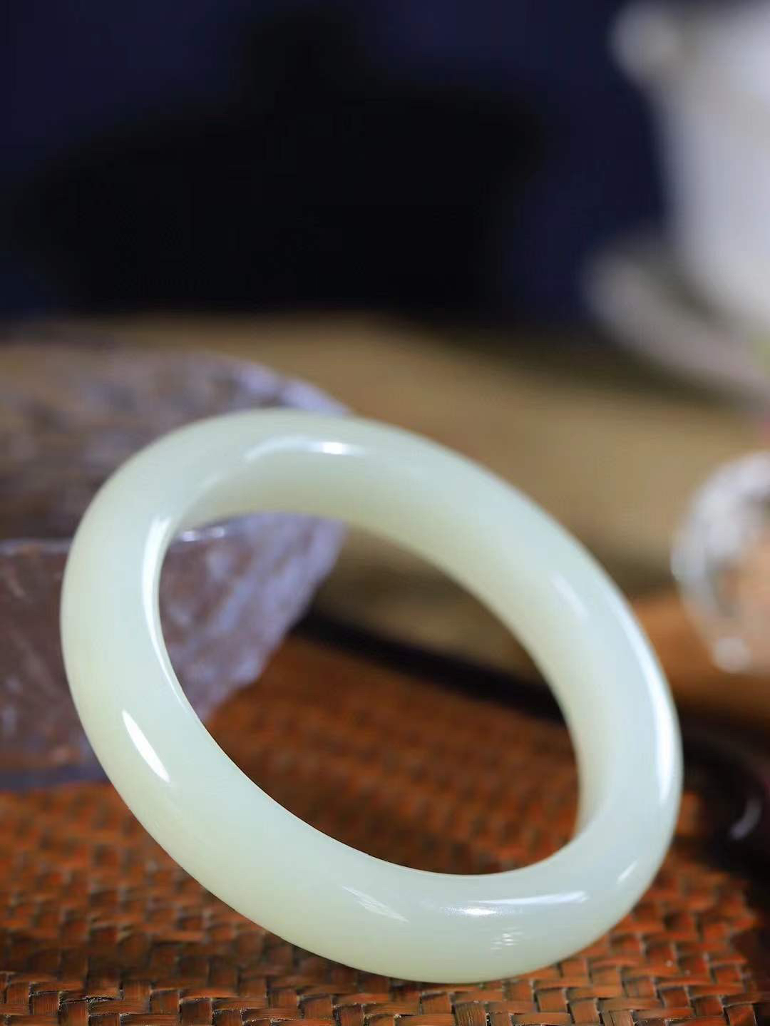 【岁月之韵.手镯】

精品和田玉晴水手镯，色泽淡雅如雨后初晴的天空，清新脱俗。手镯圆润饱满，寓意圆满和谐，承载着岁月的温柔与时光的沉淀。无论是日常佩戴还是珍藏，都是对美好生活的诗意表达。重54.5克  尺寸52.5-12.7-9.2mm  5640174T