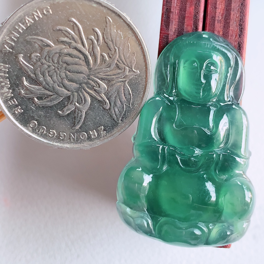 蓝冰精雕观音吊坠，法相端庄大气，工艺精湛，种色浓郁，细腻饱满冰润，种老水足，收藏佳品，佩戴大气  W01.31   尺寸：34.5-22-4.2mm