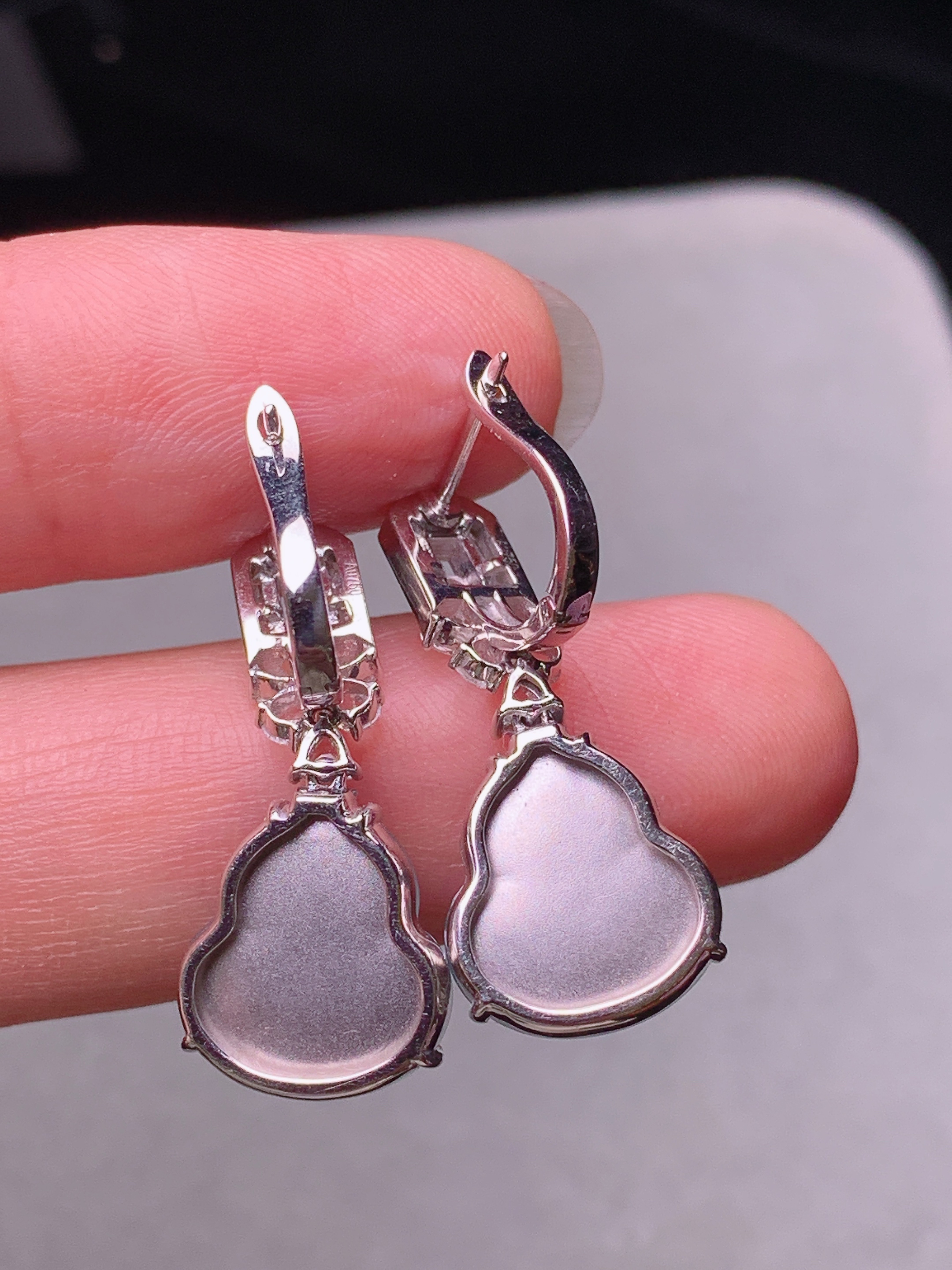 18k金钻镶嵌冰种葫芦耳坠 玉质细腻 色泽艳丽清新 水润亮眼 整体尺寸25.5*11.2*5.3m5