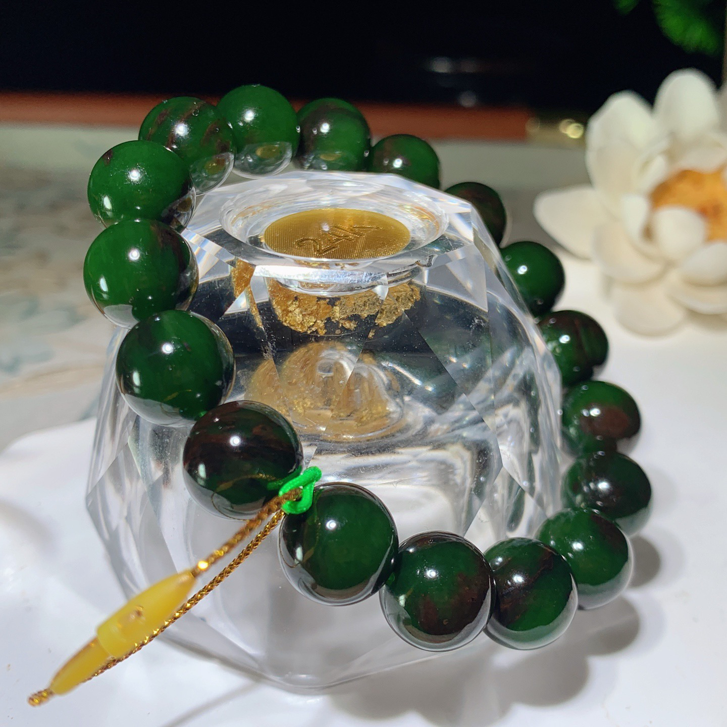 和田玉七号矿红皮料菠菜绿俄罗斯碧圆珠手串！单颗尺寸12！玉质细腻油润。手推出油。品相大气 lt260401